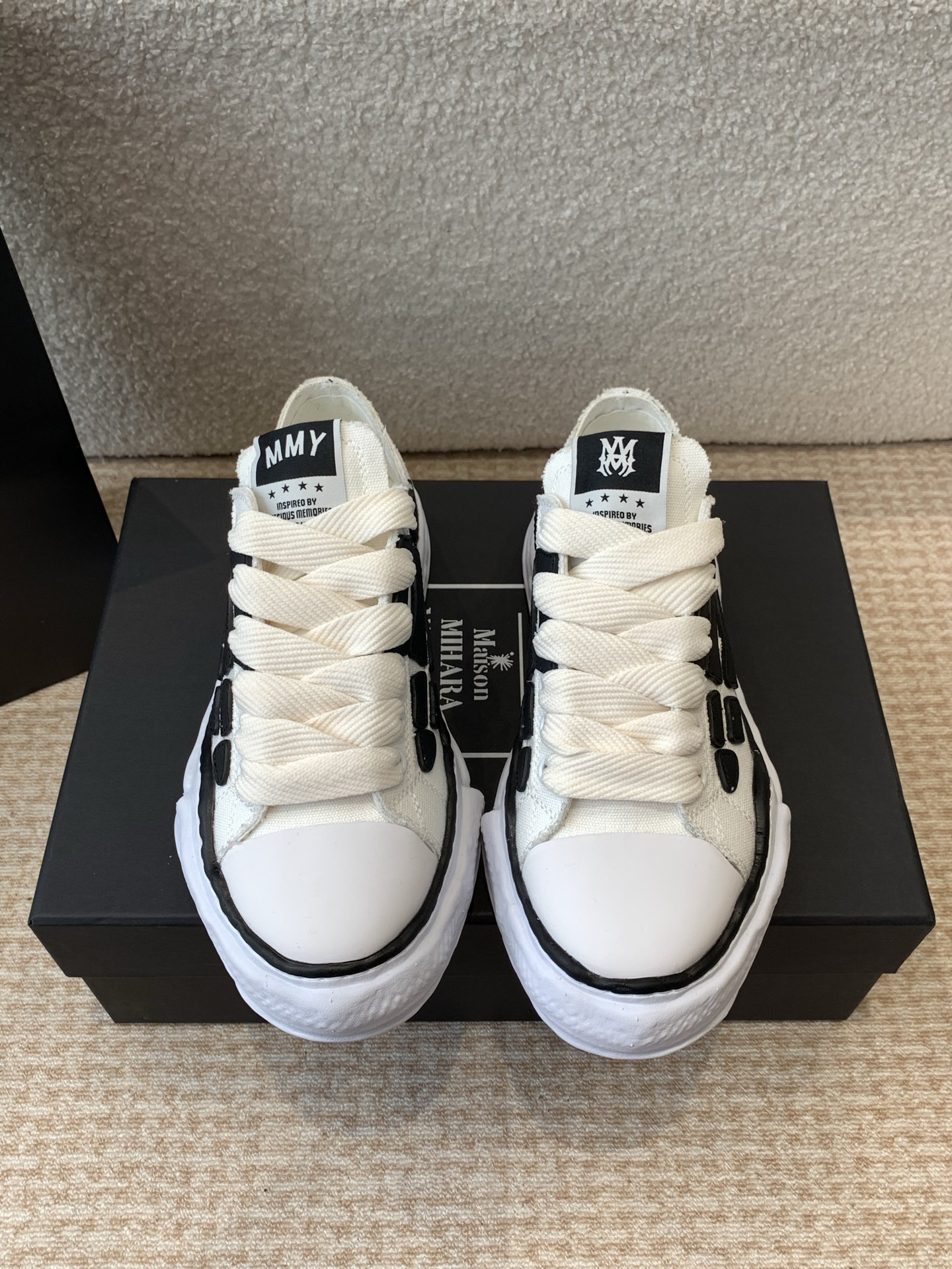 NO:408992,MMYx co-branded AMIRI Mihara Yasuyu bone shoes new spring brand order original order quality designer boldly conceived, combined with the trend of the times, perfect, super comfortable and versatile, new sports style design, perfect, many celebrity celebrities endorsed him Material upper original mold-opening canvas/imported cowhide, original mold-opening steel stamp pU combination sole Size#women 35-40 (women 40 custom-made no return or exchange) #men 39-45 (men 45 custom-made no return or exchange), casual shoes/sports shoes, amiri, mmy, sneakers, cowhide19860909MMYx联名AMIRI 三原康裕 骨头鞋 春季新款 品牌订 原单品质 设计师大胆构思,结合时代潮流气息,完美出炉,超级舒适百搭,全新运动风格设计,堪称完美,众多明星网红为他代言 材质鞋面原版开模进口帆布/进口牛皮 大底原开模钢印pU组合大底 Size#女35-40（女40订做不退换） #男39-45（男45订做不退换）,休闲鞋/运动鞋,amiri,mmy,sneakers,cowhide,Women's Shoes