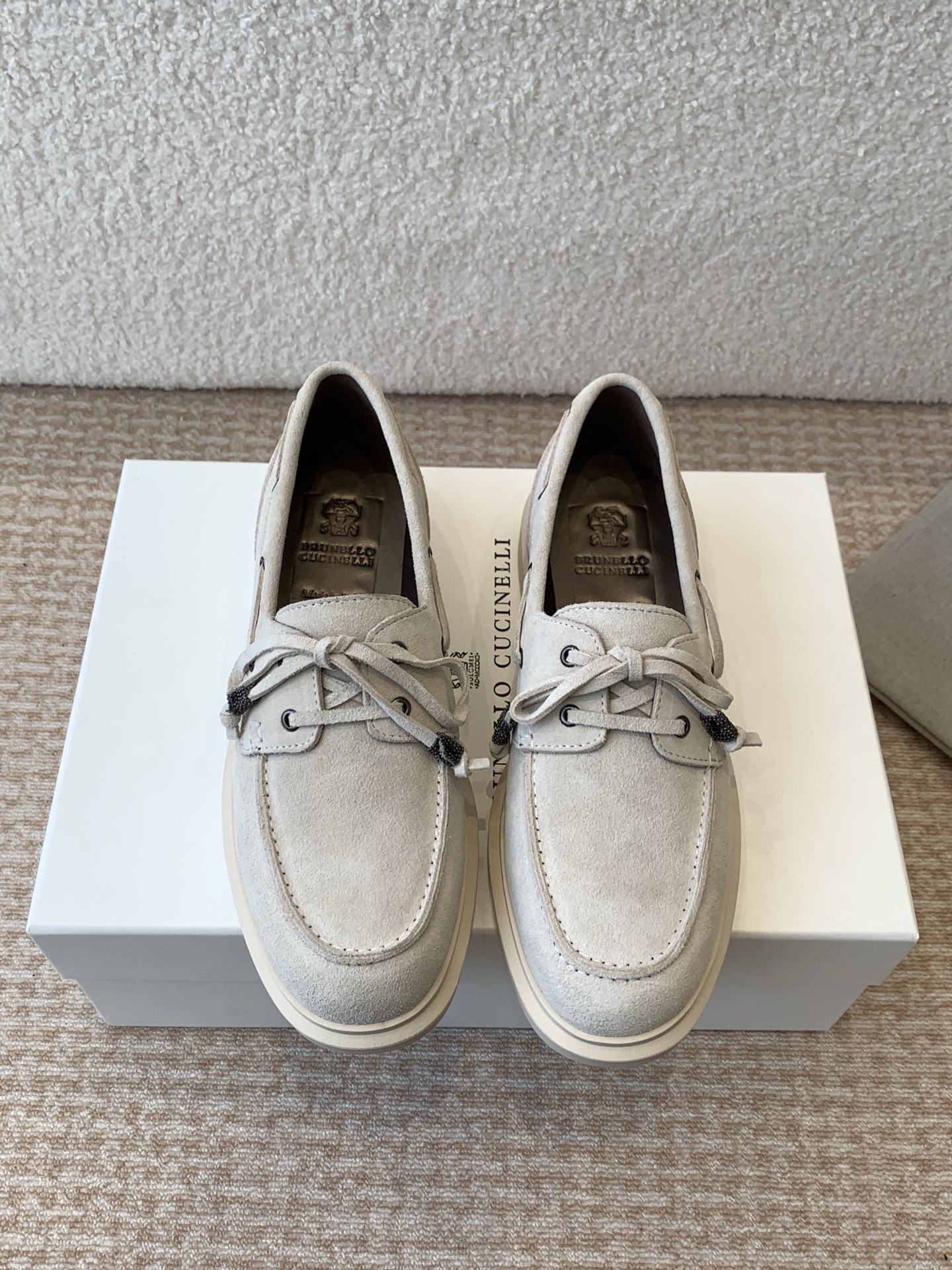 NO:789651,BrunelloCucinelli's classic inspiration from loafers defines the modern and elegant style of this new rubber-soled shoe. The precious imported calf leather shows unique mottled textures and the ultra-light natural rubber sole allows you to show your fashionable personality in comfort. It brings you better comfort and is a classic shoe that you won't want to take off. The original version is reproduced one to one. Size 35~39 (40 41 custom-made, non-returnable) standard size, loafers, brunello  cucinelli,loafers19860909BrunelloCucinelli 源自乐福鞋的经典灵感定义了这款新胶底鞋的现代优雅风格.珍贵的进口小牛京皮上展现着别致的斑驳,与超轻盈的天然橡胶鞋底.让您在舒适中彰显时尚性格.给您带来更好的舒适度,又是款穿上就不愿脱下的一款经典鞋款,原版一比一复刻. 码数35～39（40 41订做不退换）标准码,乐福鞋,brunello cucinelli,loafers,Women's Shoes