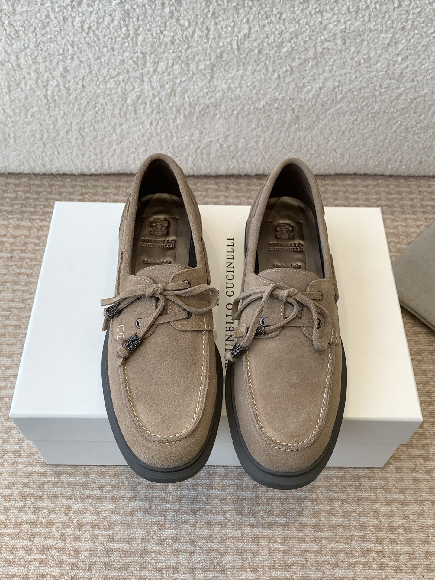 NO:757373,BrunelloCucinelli's classic inspiration from loafers defines the modern and elegant style of this new rubber-soled shoe. The precious imported calf leather shows unique mottled textures and the ultra-light natural rubber sole allows you to show your fashionable personality in comfort. It brings you better comfort and is a classic shoe that you won't want to take off. The original version is reproduced one to one. Size 35~39 (40 41 custom-made, non-returnable) standard size, loafers, brunello  cucinelli,loafers19860909BrunelloCucinelli 源自乐福鞋的经典灵感定义了这款新胶底鞋的现代优雅风格.珍贵的进口小牛京皮上展现着别致的斑驳,与超轻盈的天然橡胶鞋底.让您在舒适中彰显时尚性格.给您带来更好的舒适度,又是款穿上就不愿脱下的一款经典鞋款,原版一比一复刻. 码数35～39（40 41订做不退换）标准码,乐福鞋,brunello cucinelli,loafers,Women's Shoes