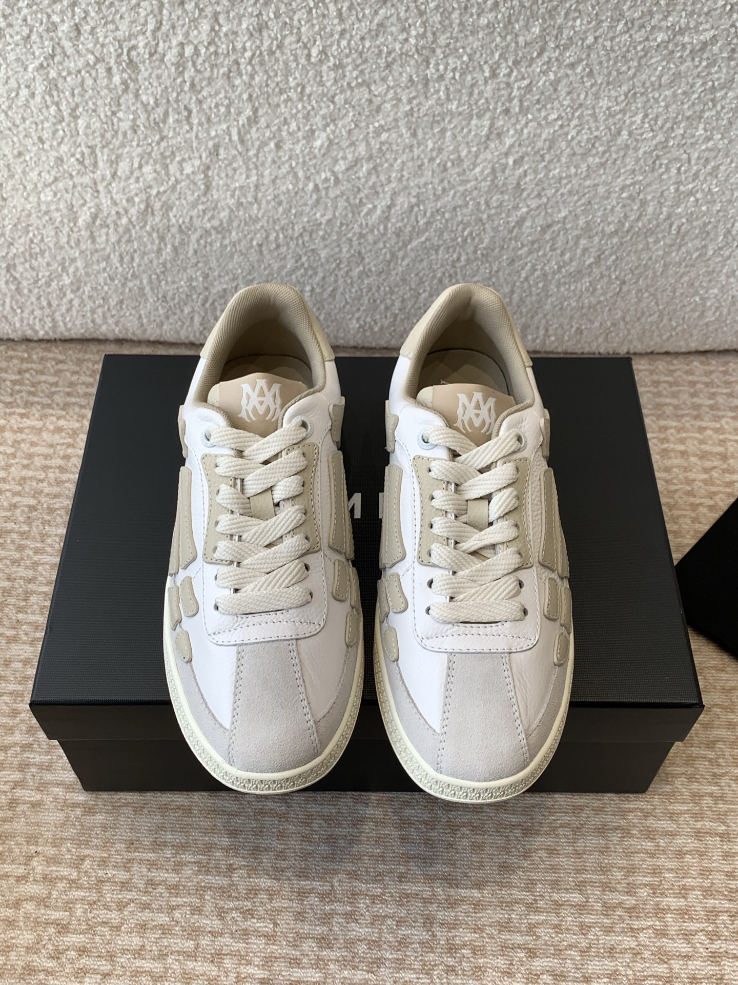 NO:408995,(Simultaneous packaging on the official website) Amiri 25 new autumn and winter styles, bone shoes, couples styles, casual sports shoes, board shoes, original purchase and development Amiri's brand letters and MA logo appear on the side of the shoe Fabric: imported cowhide inner lining: original customized breathable lining Outsole: exclusive mold-open TPU material Size#women's model 35-40 #men's model 39-45 (women's 40, men's model 45 custom-made, non-return and exchange), casual shoes/sports, amiri, sneakers, cowhide19860909（官网同步包装） Amiri埃米尔 25 秋冬季新款新款 骨头鞋 情侣款 休闲 运动鞋 板鞋 原版购入开发 Amiri的品牌字母和 MA标识出现在鞋身侧面 面料: 进口牛皮内里: 原版定制透气里 大底: 独家开模TPU材质 Size#女款35-40 #男款39-45（女40 男45订做不退换）,休闲鞋/运动鞋,amiri,sneakers,cowhide,Women's Shoes