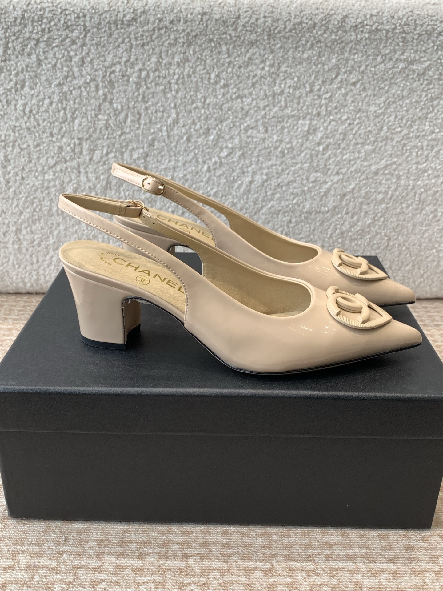 Chanel 小香CHANEL25ss 早春新品太香了 双C爱心扣尖头单鞋凉鞋拖鞋系列