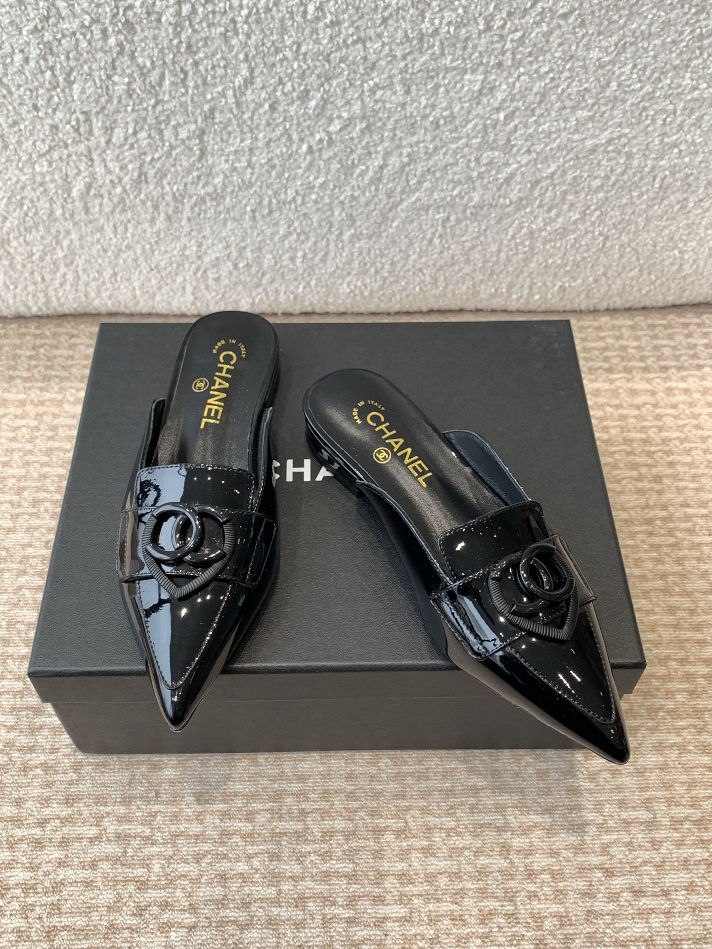 Chanel 小香CHANEL25ss 早春新品太香了 双C爱心扣尖头单鞋凉鞋拖鞋系列