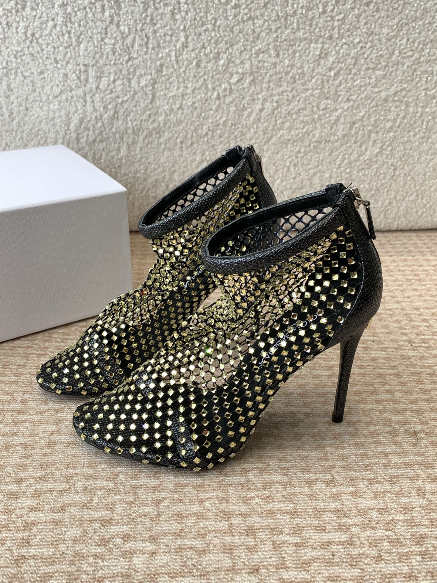 “Dolce & Gabbana: Classical vs. Modern Italian Romantic Series” - 图片 1