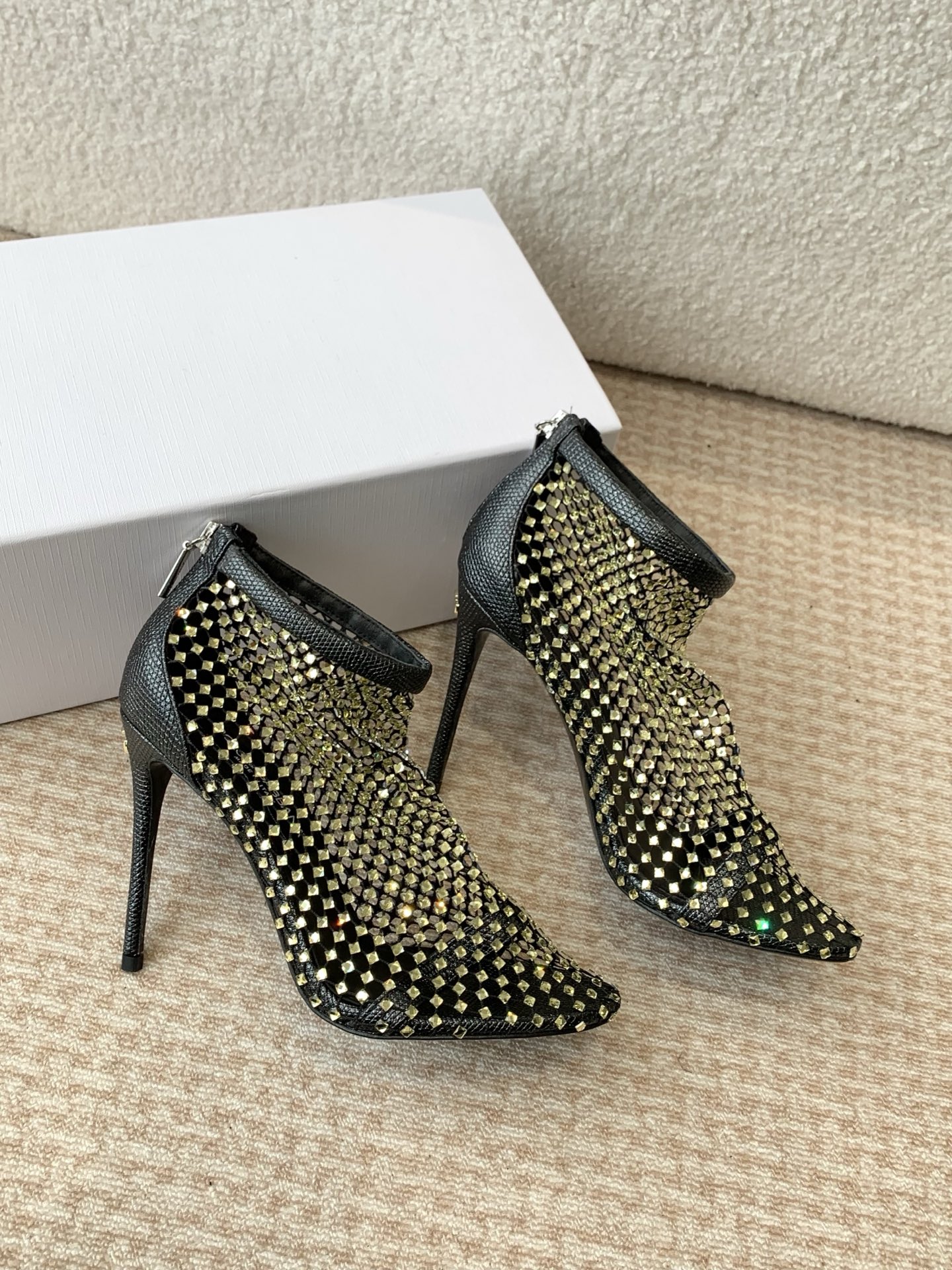 “Dolce & Gabbana: Classical vs. Modern Italian Romantic Series” - 图片 3