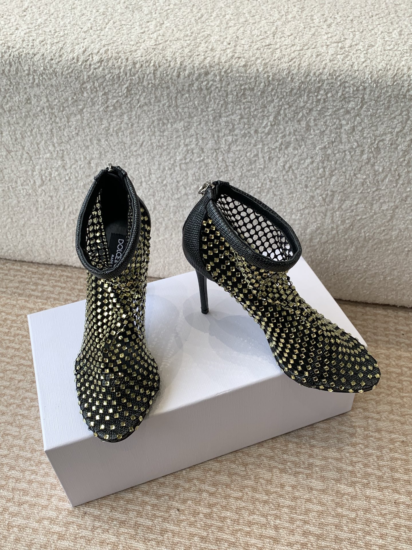 “Dolce & Gabbana: Classical vs. Modern Italian Romantic Series” - 图片 7