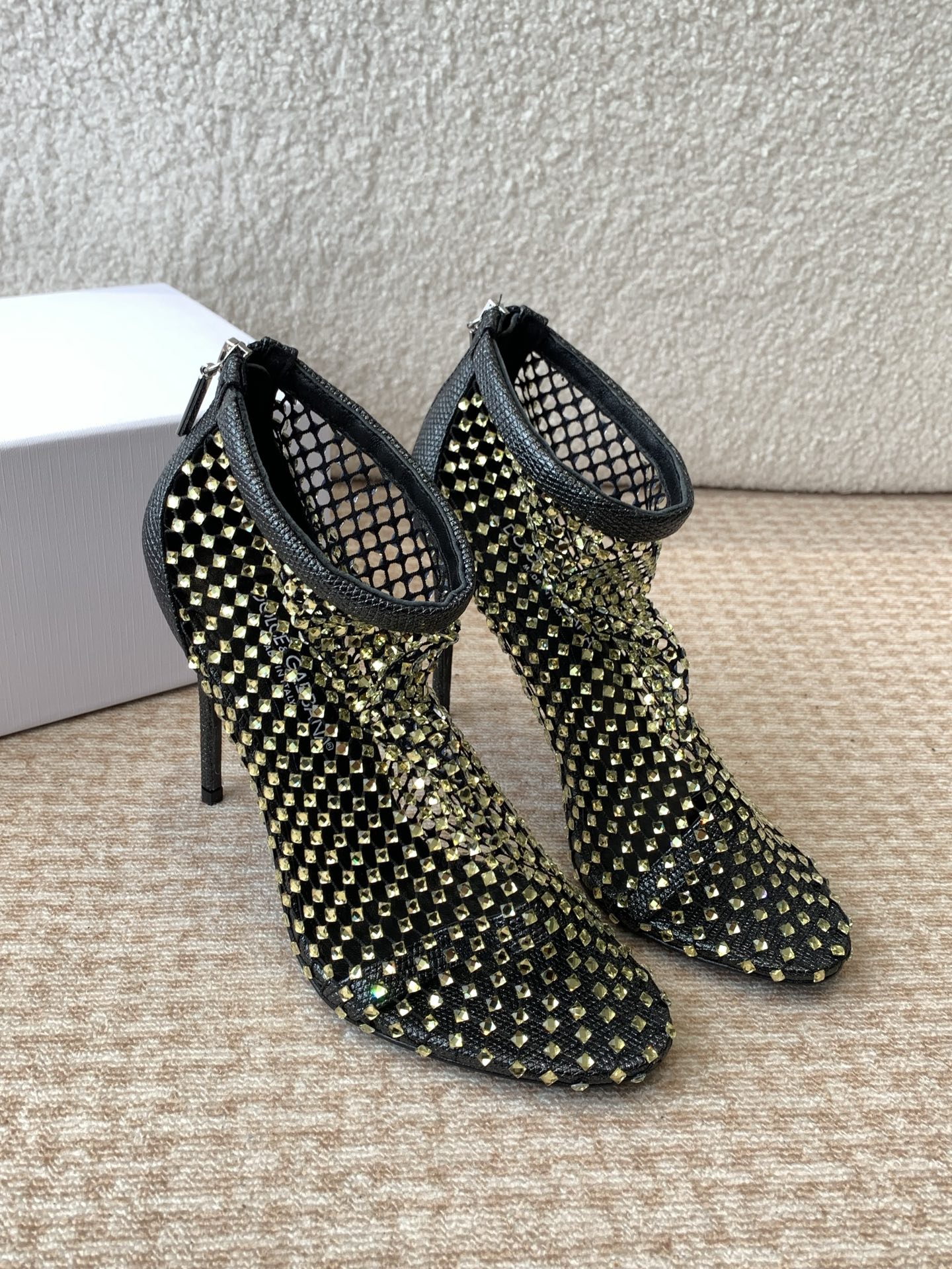 “Dolce & Gabbana: Classical vs. Modern Italian Romantic Series” - 图片 2