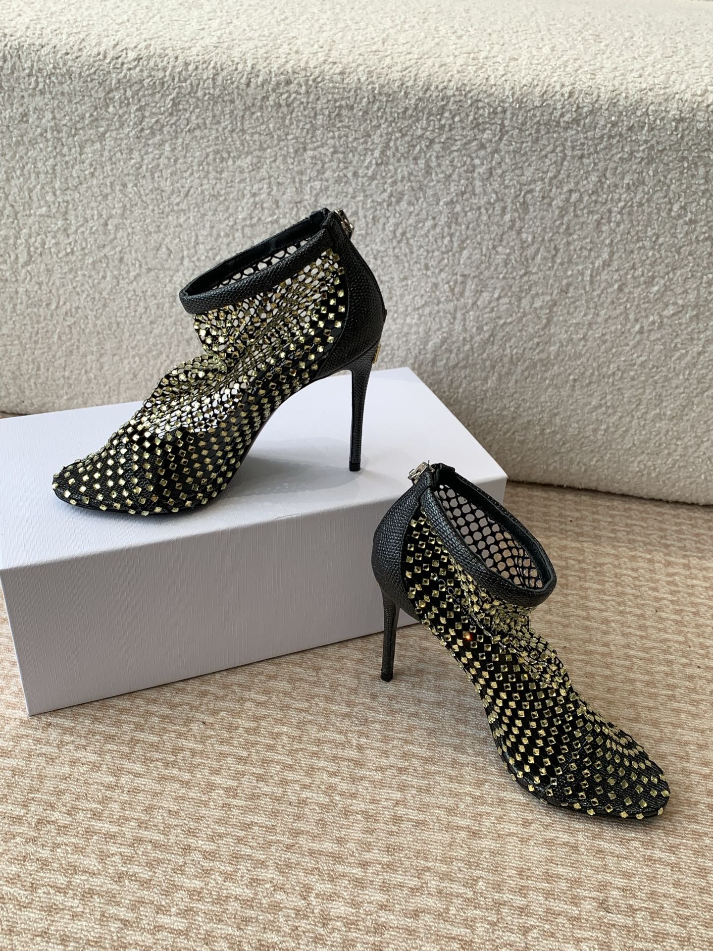 “Dolce & Gabbana: Classical vs. Modern Italian Romantic Series” - 图片 6