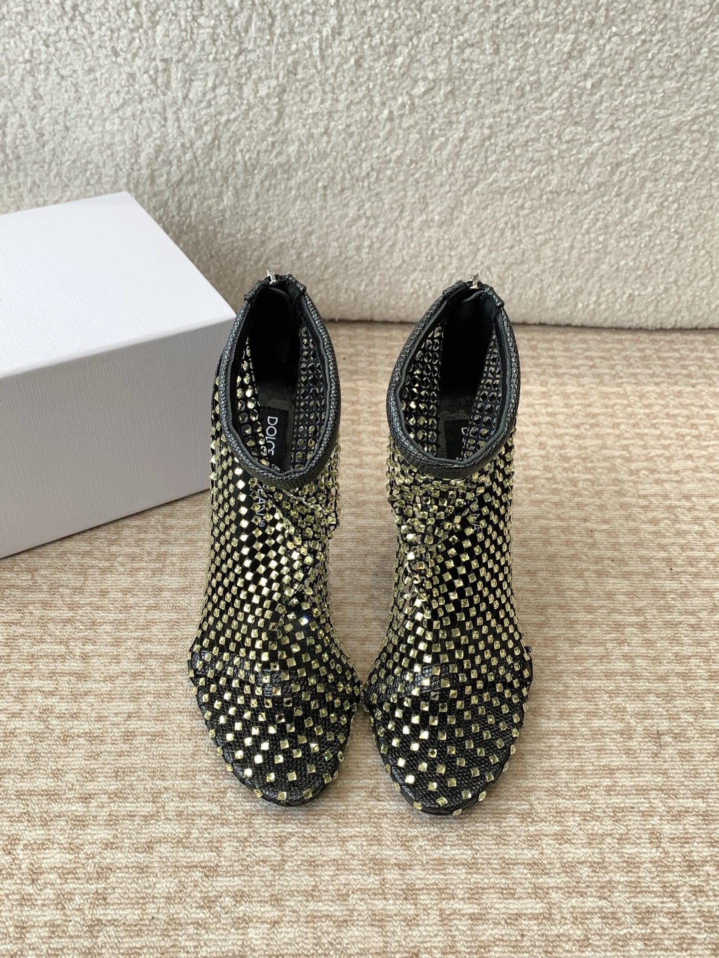 “Dolce & Gabbana: Classical vs. Modern Italian Romantic Series” - 图片 5