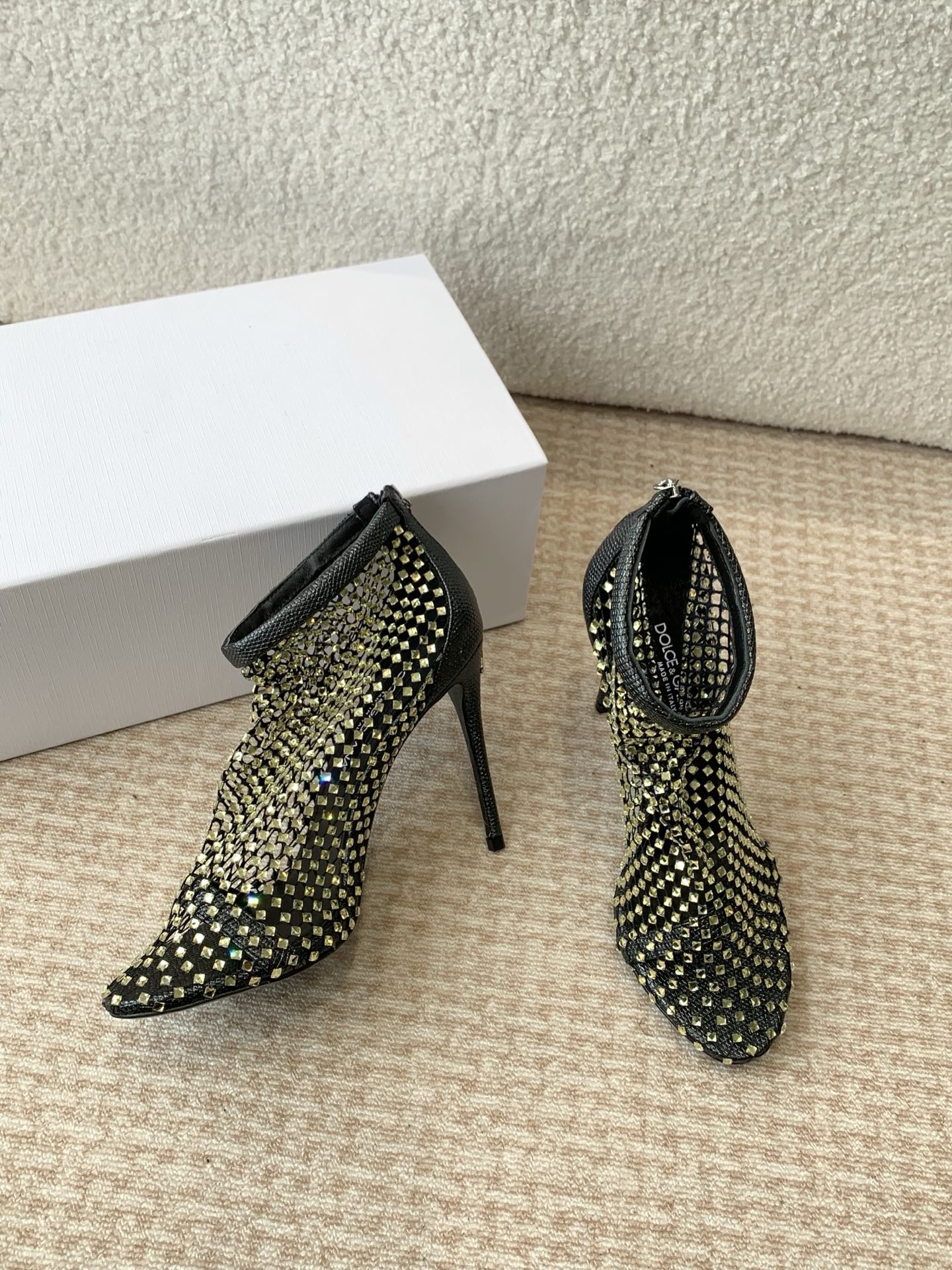 “Dolce & Gabbana: Classical vs. Modern Italian Romantic Series” - 图片 4