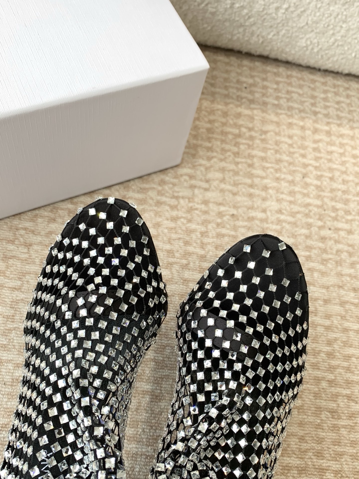 Dolce & Gabbana: Classical meets Modern in Romantic Footwear Collection - 图片 4