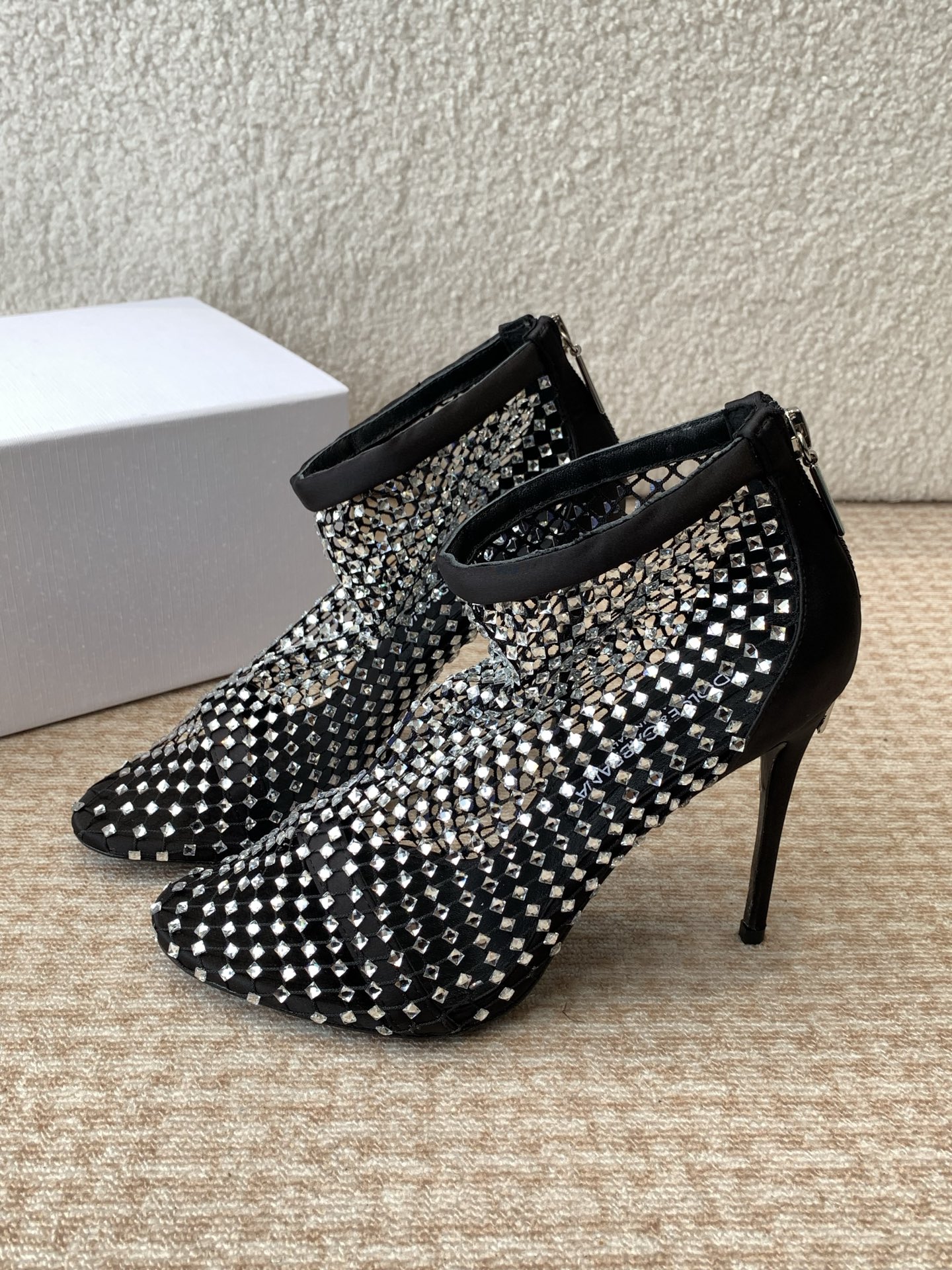 Dolce & Gabbana: Classical meets Modern in Romantic Footwear Collection - 图片 9