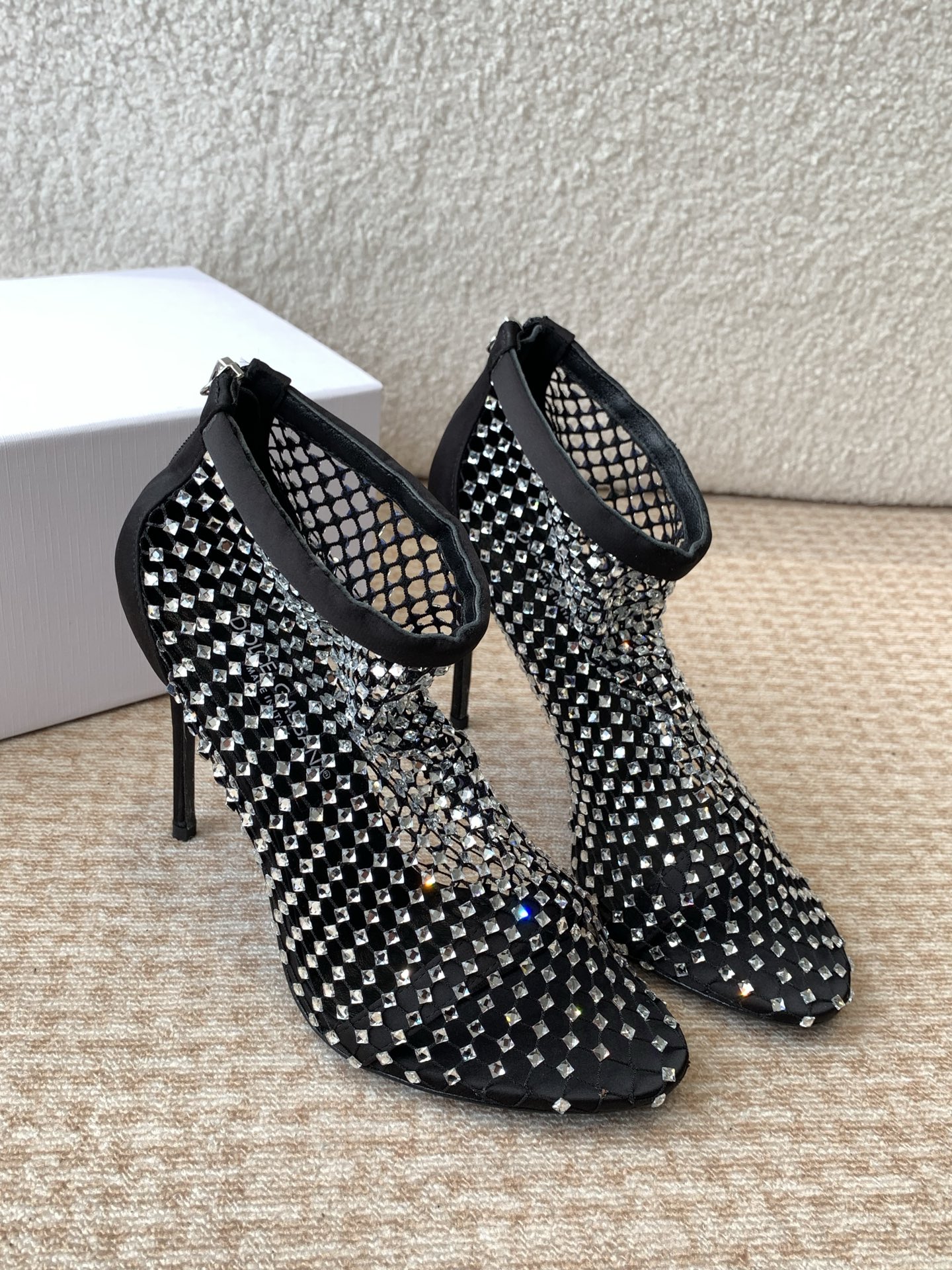 Dolce & Gabbana: Classical meets Modern in Romantic Footwear Collection - 图片 1