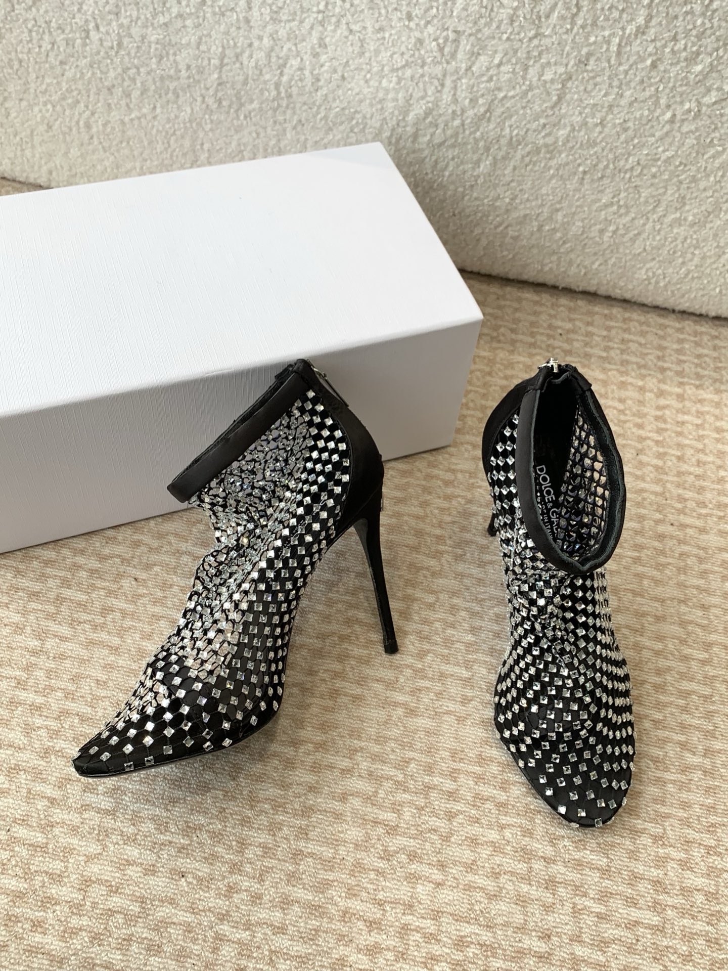 Dolce & Gabbana: Classical meets Modern in Romantic Footwear Collection - 图片 5