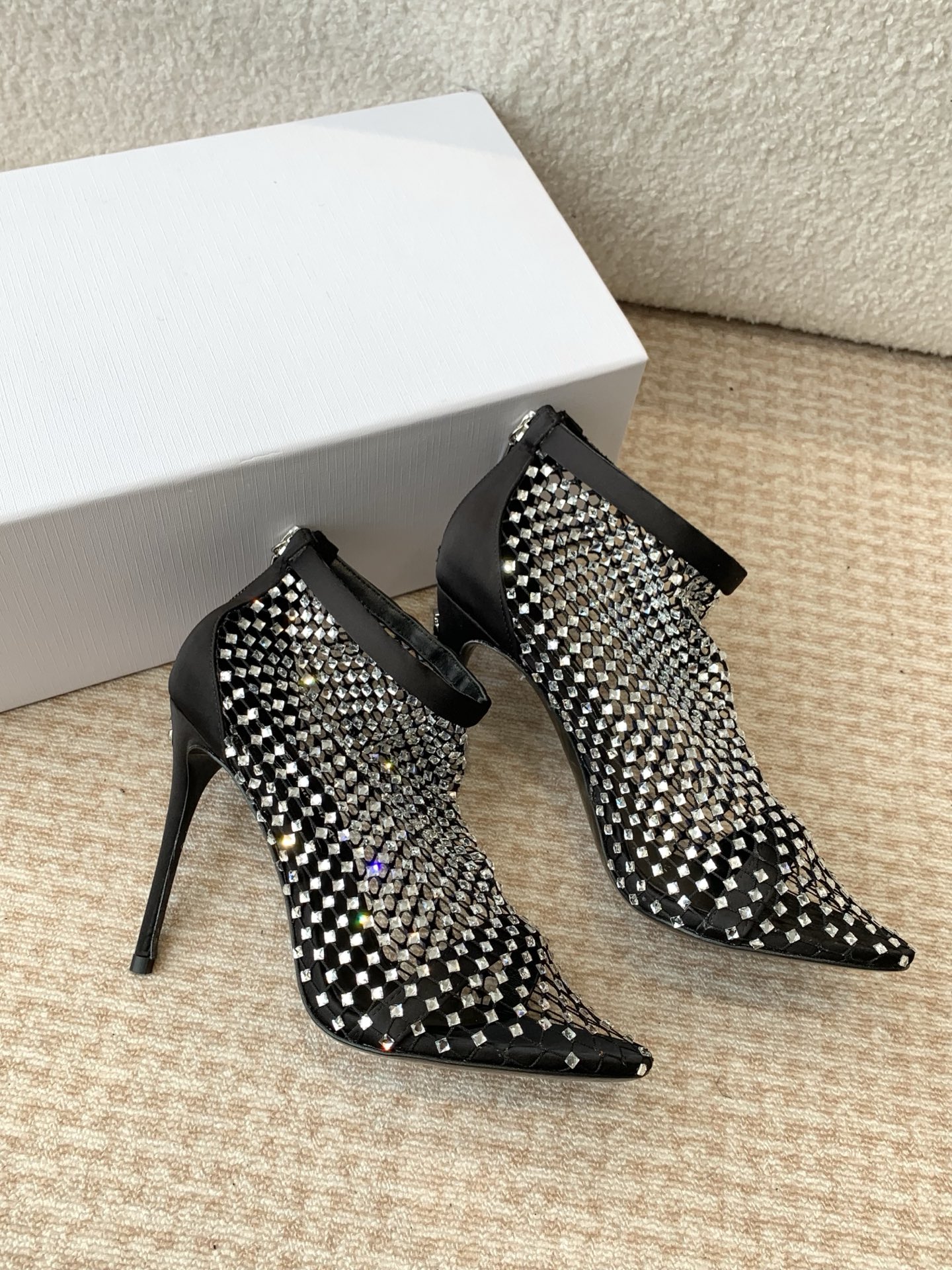 Dolce & Gabbana: Classical meets Modern in Romantic Footwear Collection - 图片 3