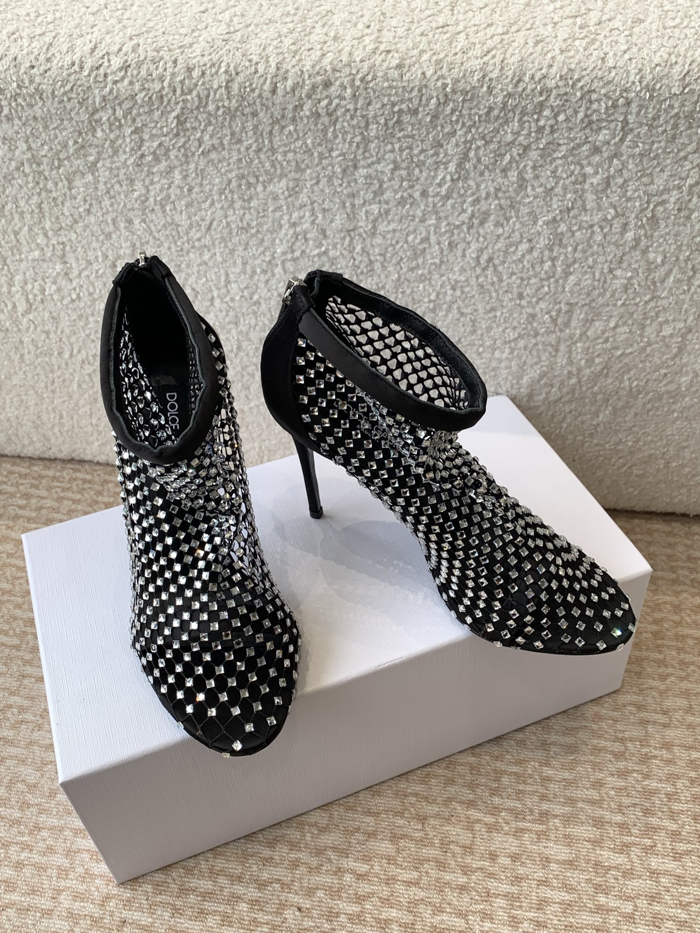 Dolce & Gabbana: Classical meets Modern in Romantic Footwear Collection - 图片 2