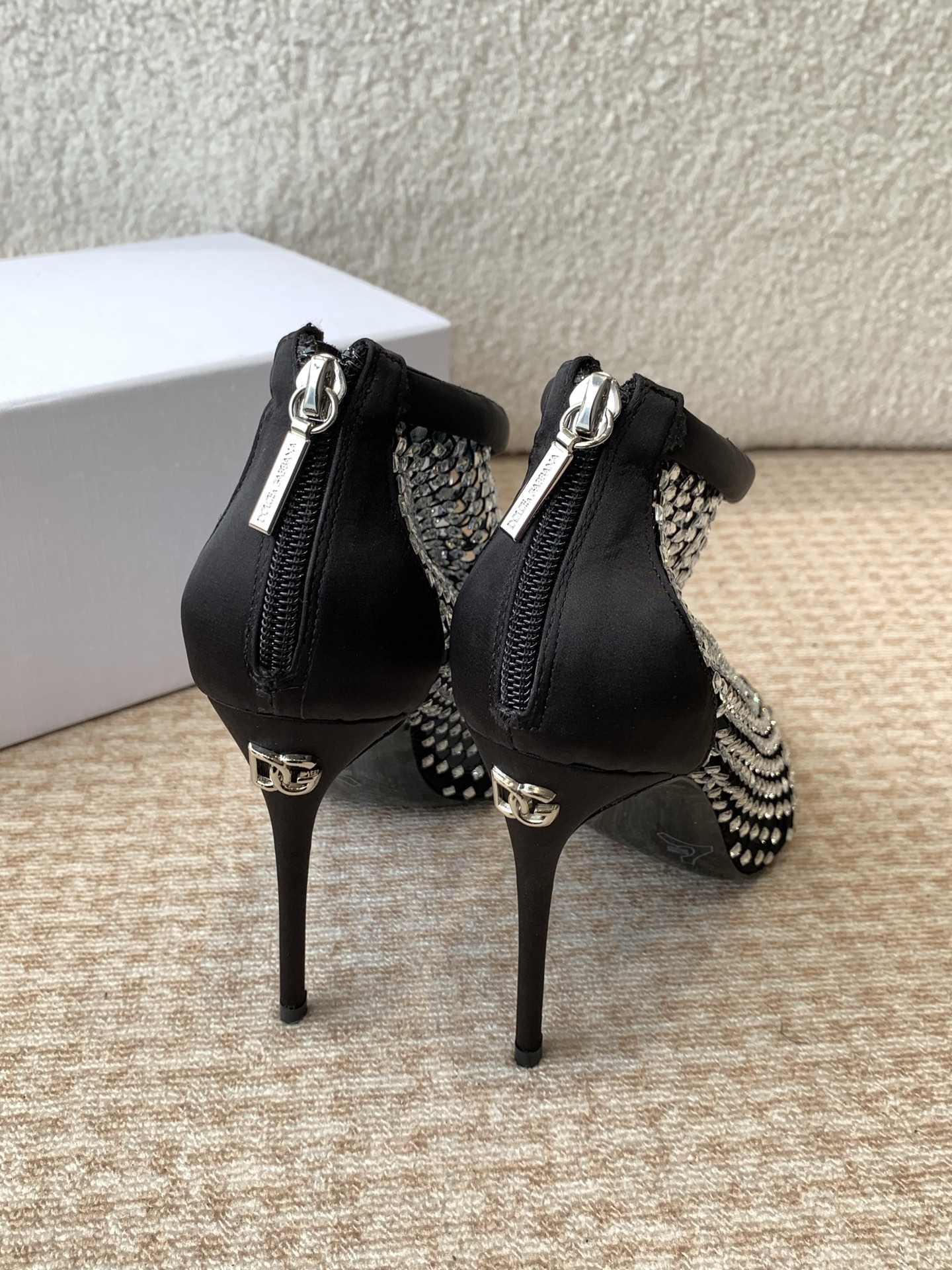 Dolce & Gabbana: Classical meets Modern in Romantic Footwear Collection - 图片 7