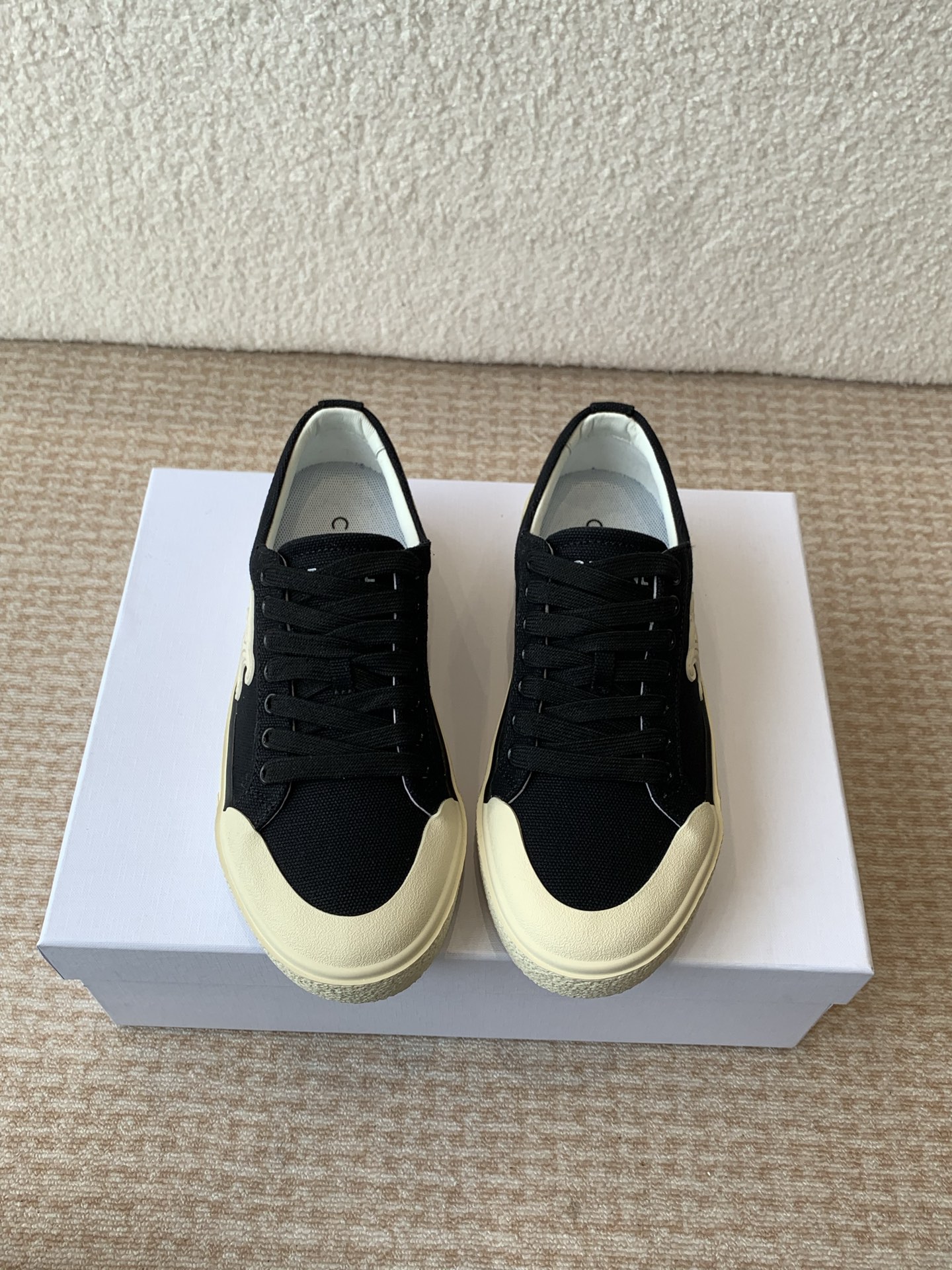 Celine CR-03 Runner Sneakers, Canvas Upper, Triomphe Logo, Comfortable & Stylish 3 i1742283630085 6119 0 0