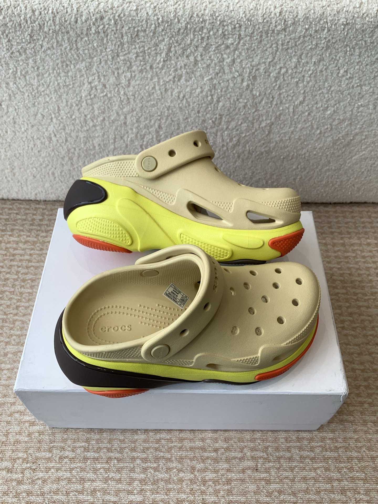 Crocs Classic Mega Crush Clog Sandals: Comfortable, Stylish, and Versatile 4 i1742284552858 8125 0 2