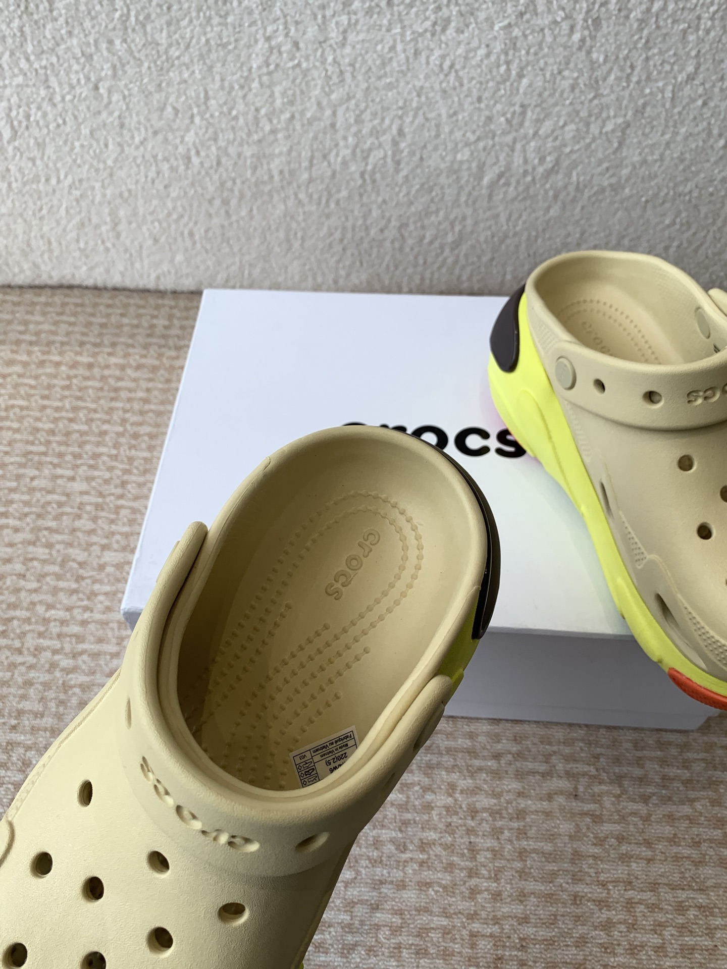 Crocs Classic Mega Crush Clog Sandals: Comfortable, Stylish, and Versatile 8 i1742284553047 8180 0 6