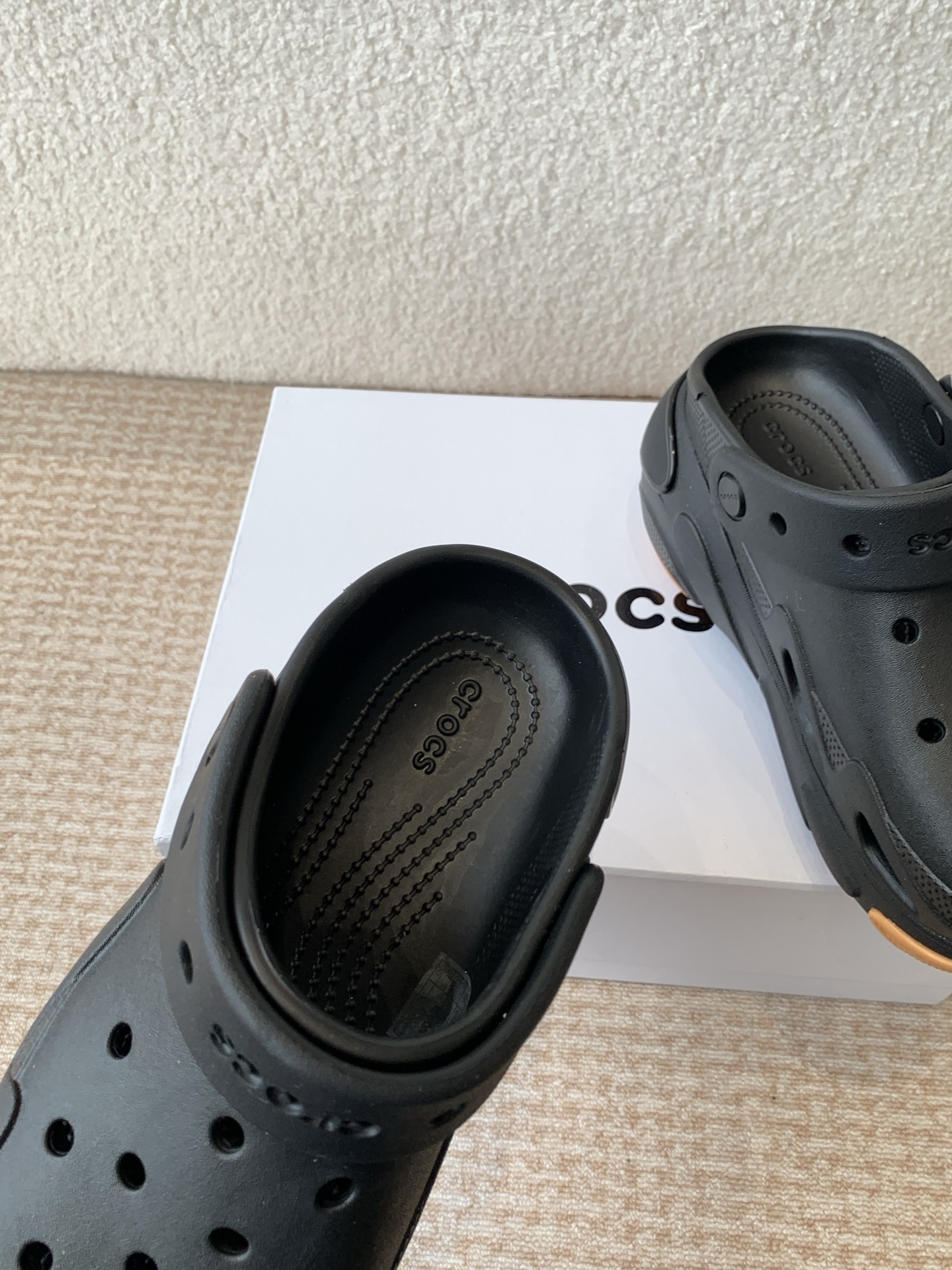 Crocs Classic Mega Crush Clog Sandal, Lightweight and Comfortable 6 i1742284601140 6605 0 4