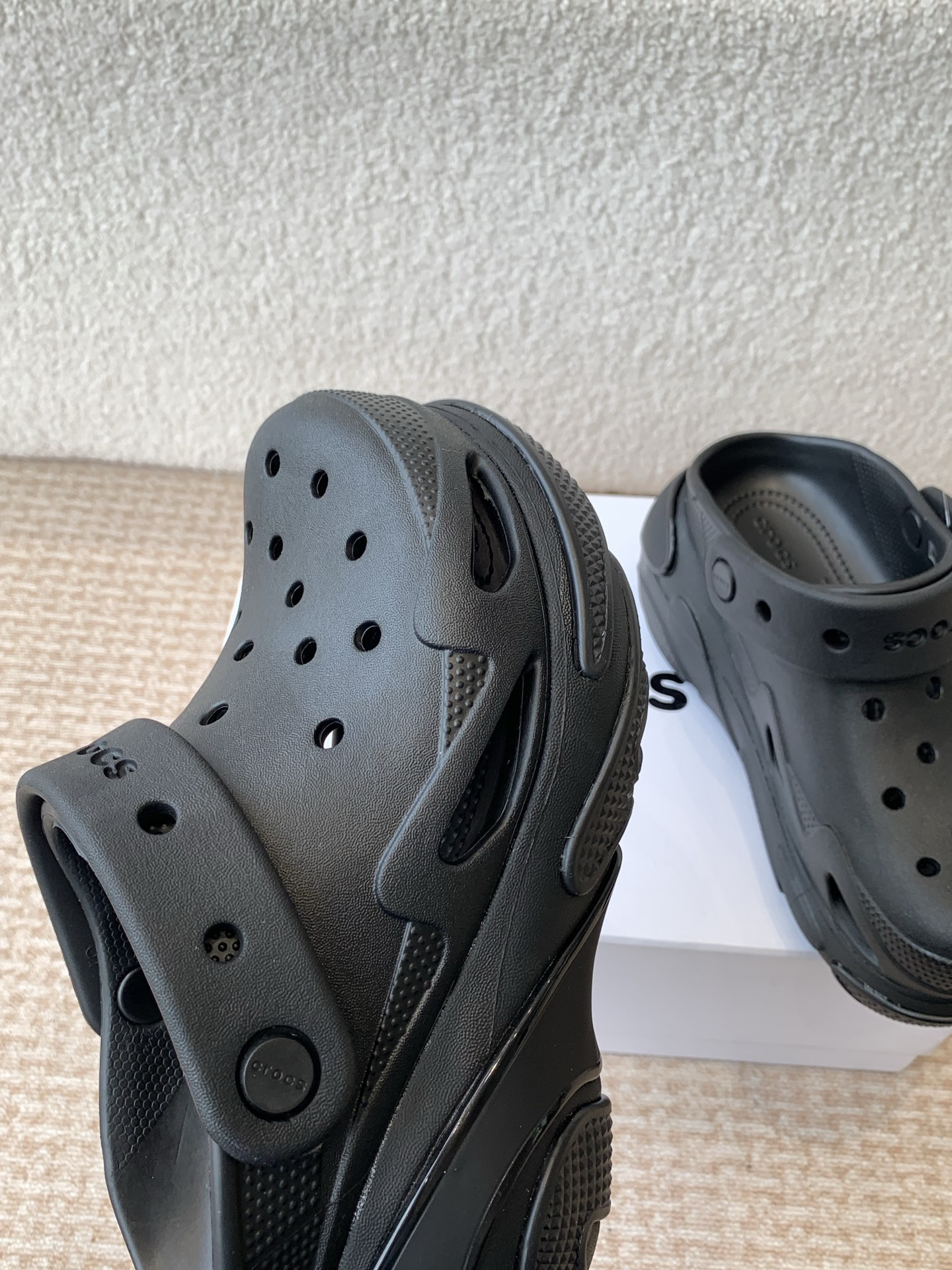 Crocs Classic Mega Crush Clog Sandals Beach Water Casual Shoes 5 i1742284630633 7418 0 3