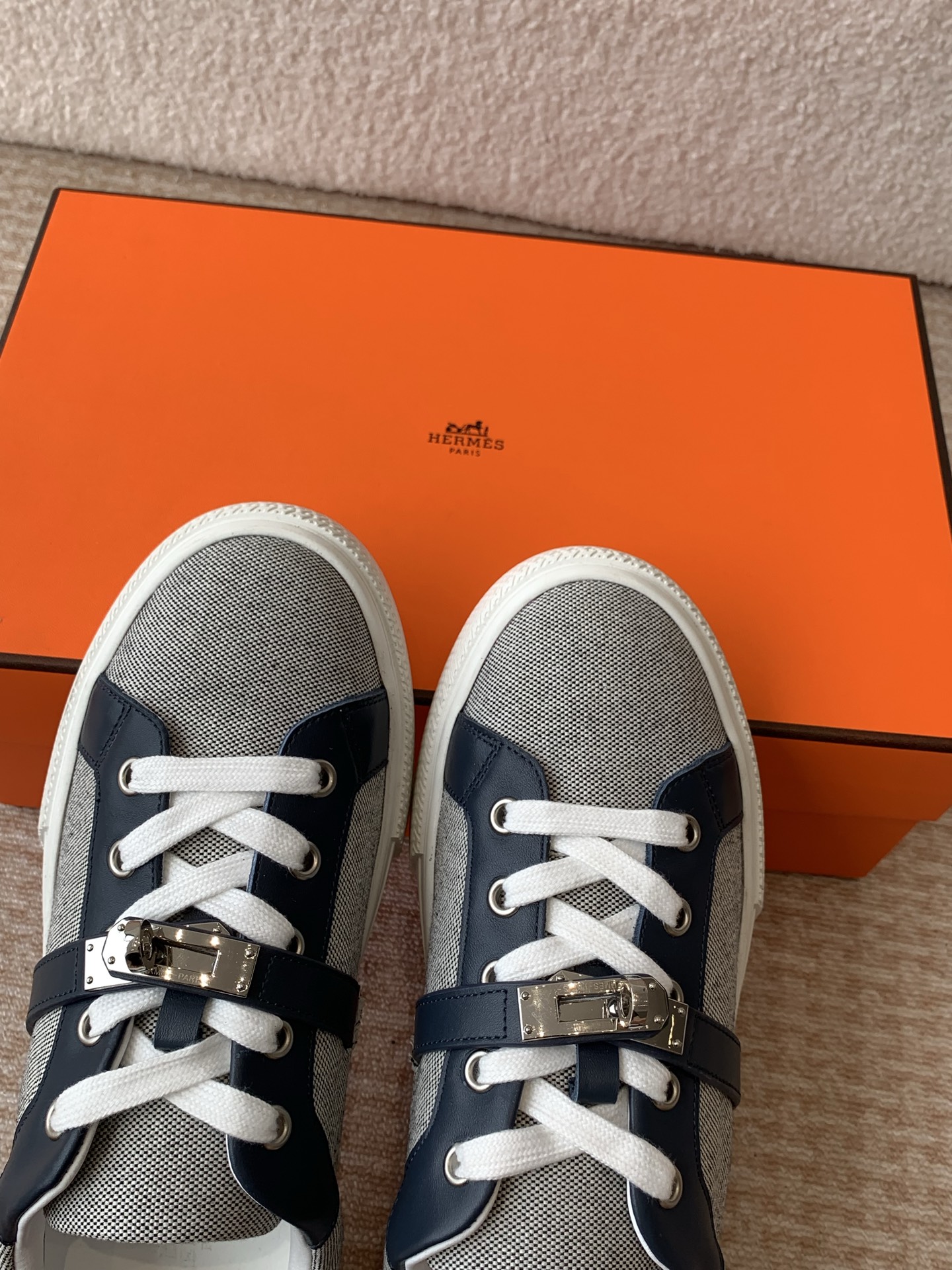 Hermes Kelly Buckle Lace-Up Sneakers Thick Sole Shoes for Couples 7 i1742288044165 8388 0 5