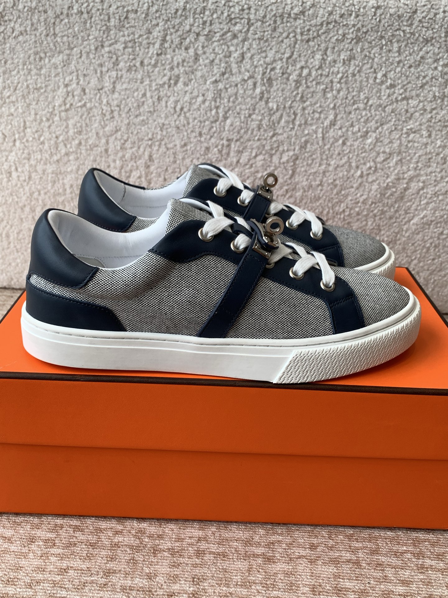 Hermes Kelly Buckle Lace-Up Sneakers Thick Sole Shoes for Couples 4 i1742288044235 5958 0 1