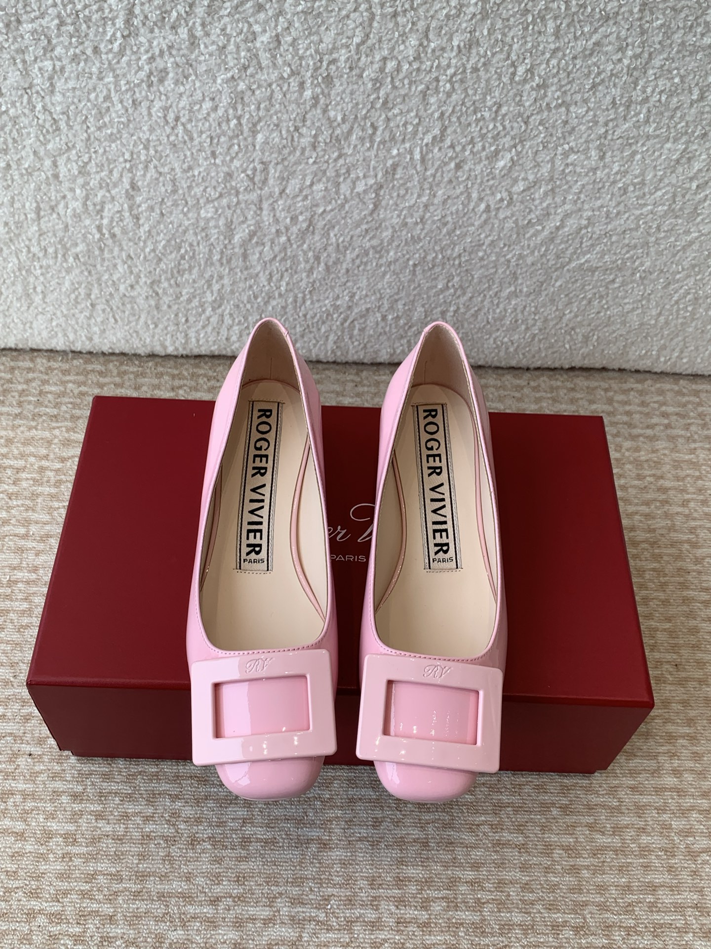 NO:817045,Roger Vivier RV new lacquered square buckle shoes. Founded in 1965, Roger Vivier is the brand's representative work. It is loved for its special buckle and Skyscraper heel design. This high-heeled shoe adds new ideas to the traditional design and is made of patent leather. It is comfortable and elegant, and can easily enhance your daily look. Calf patent leather upper, sheepskin lining, heel height 2.5cm Size: #35-39 (34  40 (customized, non-refundable), single shoes, roger vivor, high heels, sheepskin19860909Roger Vivier RV 新款 烤漆方扣单鞋 始创于1965年,Roger Vivier是品牌代表作,以其特别的饰扣和Skyscraper后跟设计备受喜爱. 本款高跟鞋在传统设计上增添新意,以漆皮制成,舒适又不失优雅,轻松提升日常造型. 鞋面小牛漆皮 内里羊皮内里 跟高2.5cm Size: #35-39（34 40定制不退换）,单鞋,roger vivier,high heels,sheepskin,Women's Shoes