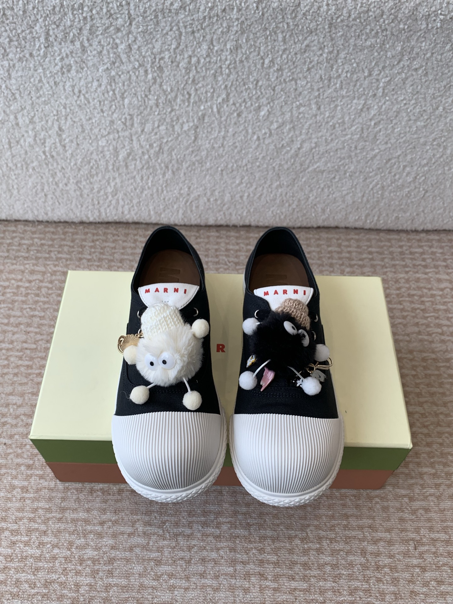 NO:248130,Marni 25ss new couple big toe shoes, so cute. MARNI's new spring and summer 2025 COTTON WAVE men and women's big toe shoes continue the brand's usual simplicity and fashion style. The design is inspired by the wave form of nature, combining comfort and trendy elements, and consumers who pursue personality and comfort. The shoes are really super light and soft, with fabric material and cowhide insole. It's easy to wear, and it's cute and cute!  Marni's new interpretation of cotton wave light sports shoes, canvas material. The toe is slightly raised, continuing the Martin boot toe design, giving the toe more room for activities and stretching. Shocking is coming, the same style as men and women!  Super good looking!  Canvas, inner cowhide, original molded rubber sole, Size# women's 35-40 (40 custom made, no return or exchange), casual shoes/sports shoes, marni, boots, sneakers, cowhide19860909Marni 25ss 新款情侣款大头鞋 太萌了 MARNI 2025春夏新品的COTTON WAVE男女同款大头鞋,延续了品牌一贯的简约与时尚风格. 设计灵感来源于自然界的波浪形态,结合了舒适与潮流元素,追求个性与舒适的消费者.鞋真的超级轻软,布面的材质,牛皮的内底.好穿到不行,萌萌哒很可爱！ marni全新演绎cotton wave 轻便运动鞋,帆布材质.鞋头微翘,延续马丁靴鞋头设计,给脚趾更多活动舒展空间 震撼来袭 男女同款！超级好看！ 鞋面帆布 内里牛皮 大底原版开模橡胶底 Size#女35-40（40订做不退换）,休闲鞋/运动鞋,marni,boots,sneakers,cowhide,Women's Shoes