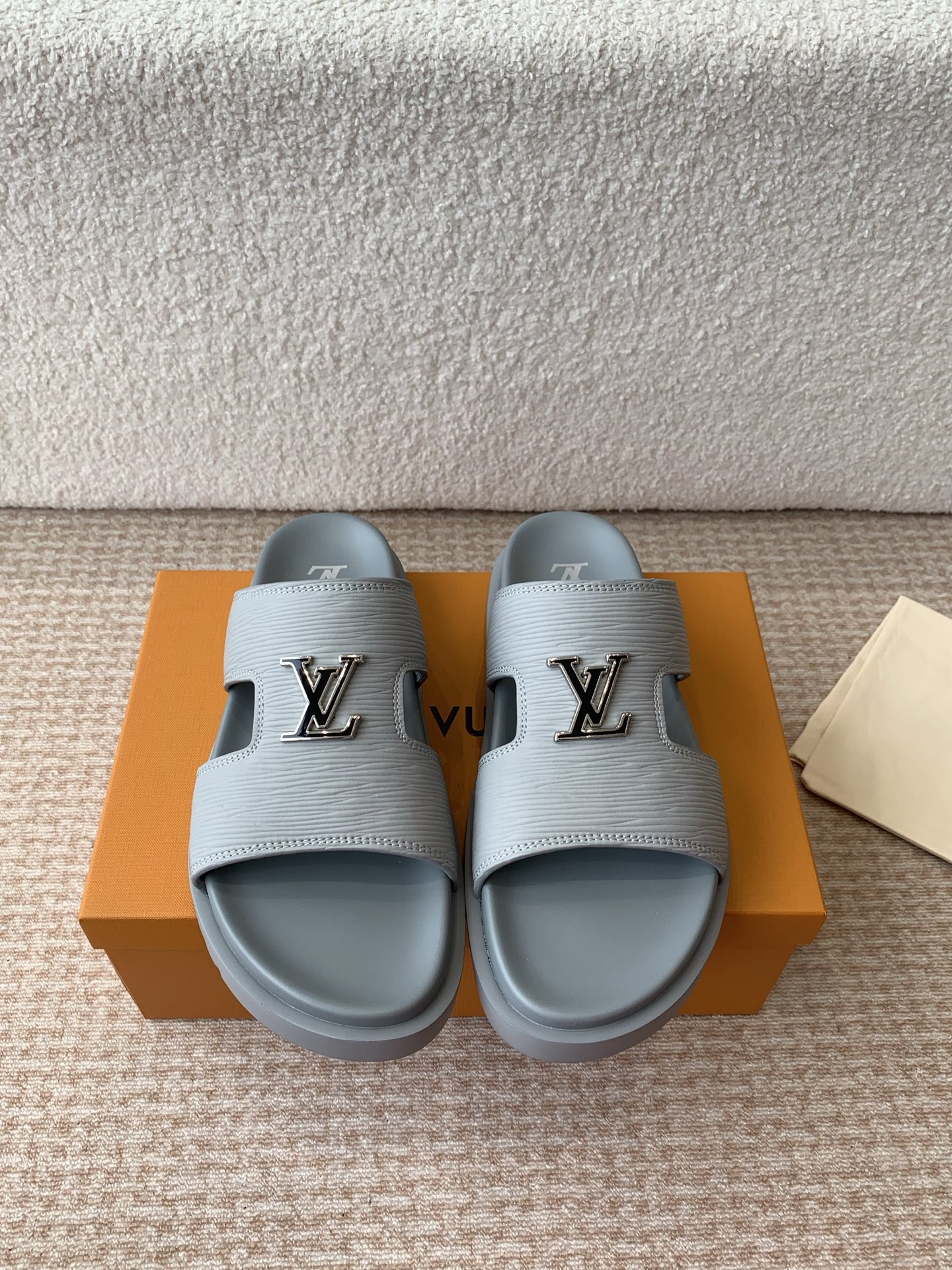 NO:409001,Louis vuitton 25ss Beach Drag Another hit, the latest top version, the super popular presbyterian slippers that are at its peak, the foot feel of the soft and comfortable. Donkey fans are so lucky this year. Love it. To be honest, it is much more comfortable than Hermes' second uncle slippers. Is it better to be more comfortable than Hermes' second uncle slippers? The wide design of Velcro can make your feet look thin and beautiful. Favorite in summer!  !  This design is so fashionable and the cool style can be matched!  !  Size#38-46 (38 45 46 custom made without return), slippers, hermes, louis vuitton, louis vuitton, louis vuitton, slippers19860909Louis vuitton 25ss 沙滩拖 又一爆款 最新 顶配版本 LV一出即巅峰的超爆款的老花拖鞋面包的脚感 软绵绵的超舒服 今年驴粉们太有福了 爱了 说实话比爱马仕的二舅拖鞋舒服多了好吗 魔术贴的设计宽宽的可以显的脚好瘦好好看 夏天最爱！！ 这个设计太时尚了 酷酷的风格也可以搭配！！ Size#38-46（38 45 46订做不退换）,拖鞋,hermes,louis vuitton,louis vuitton,louis vuitton,slippers,Women's Shoes