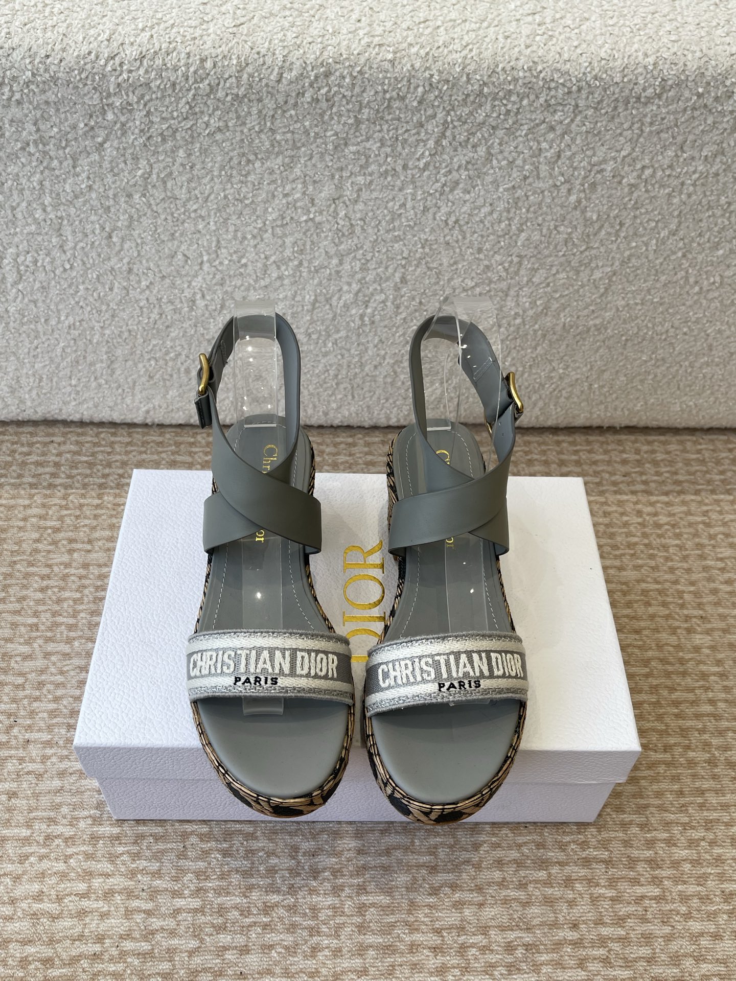 Dior 迪奥 Dior 2025 春夏新款 Attitude 拼色交叉带坡跟女鞋 CD字母logo五金扣厚底圆头露趾凉拖鞋