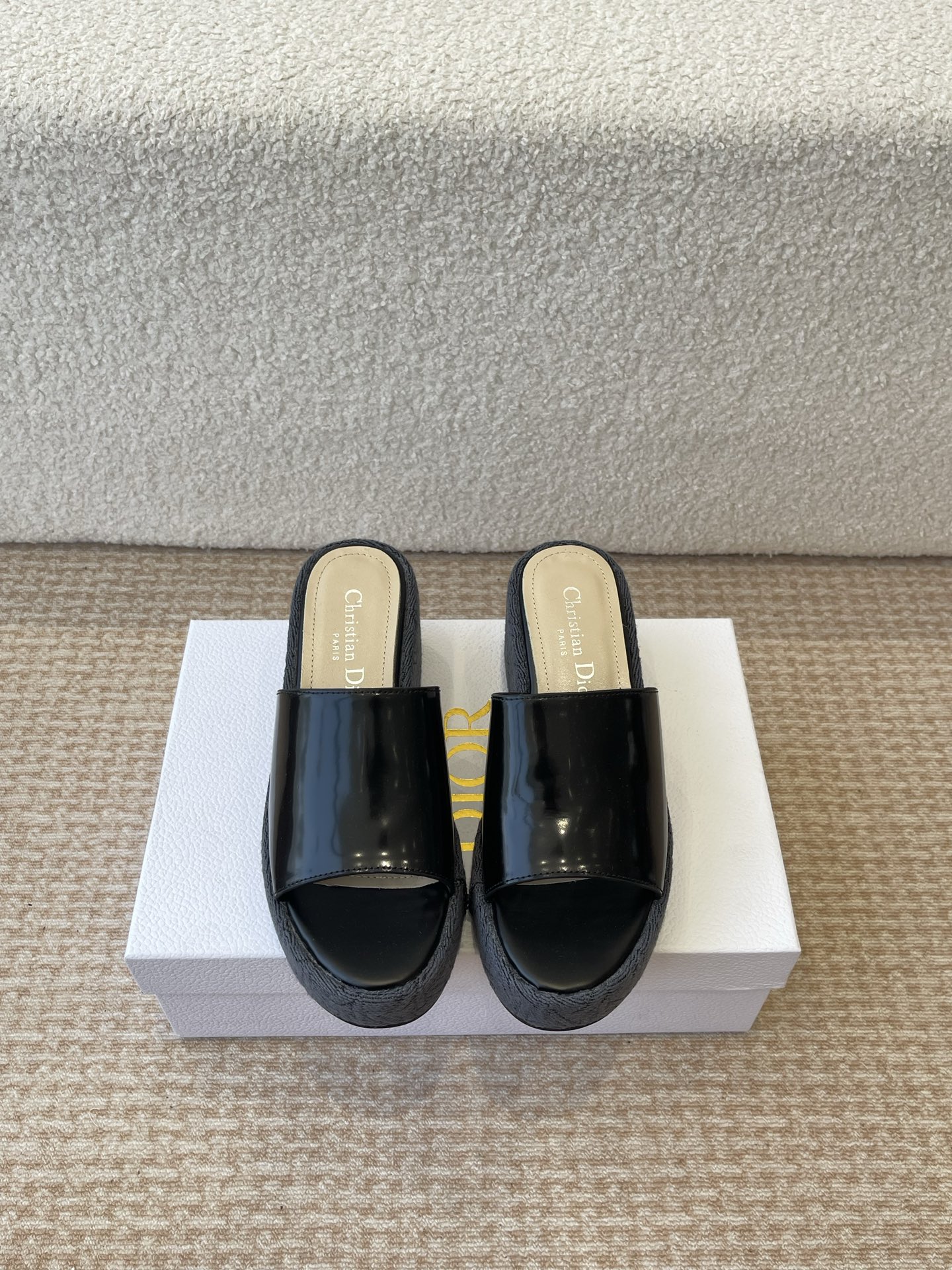 Dior 迪奥 Dior 2025 春夏新款 Attitude 拼色交叉带坡跟女鞋 CD字母logo五金扣厚底圆头露趾凉拖鞋