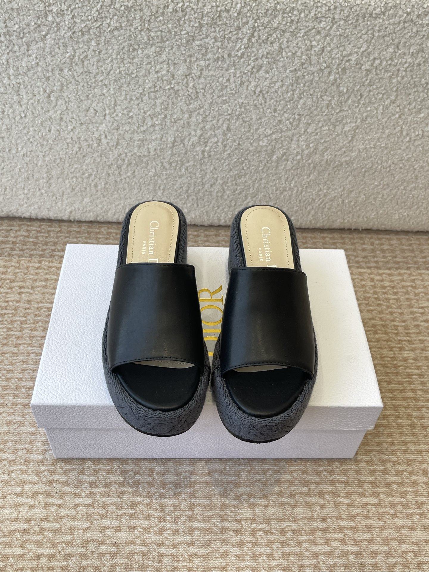 Dior 迪奥 Dior 2025 春夏新款 Attitude 拼色交叉带坡跟女鞋 CD字母logo五金扣厚底圆头露趾凉拖鞋