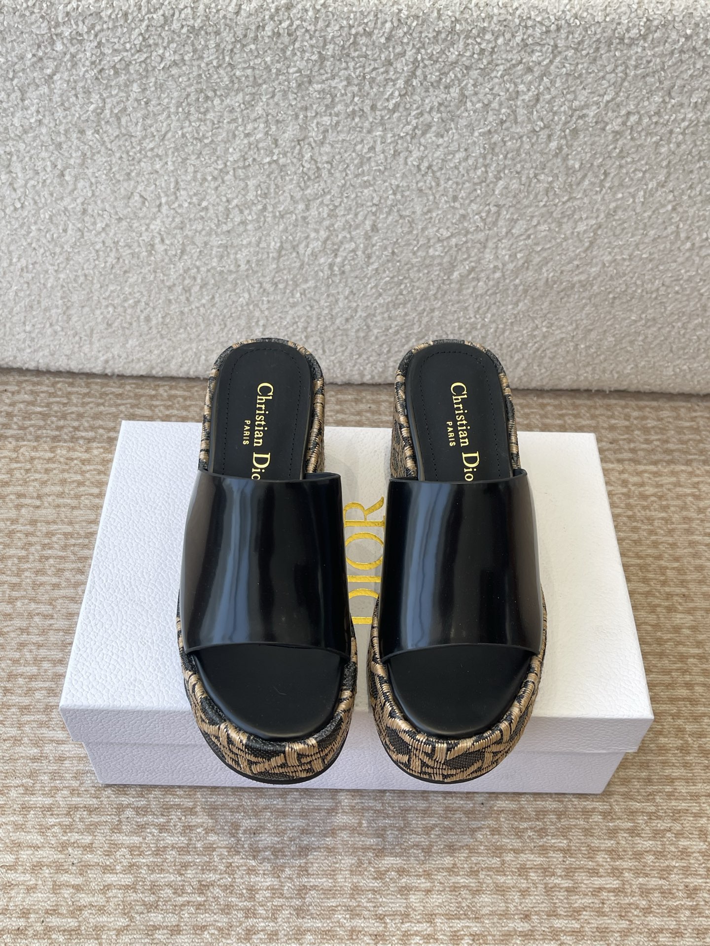 Dior 迪奥 Dior 2025 春夏新款 Attitude 拼色交叉带坡跟女鞋 CD字母logo五金扣厚底圆头露趾凉拖鞋