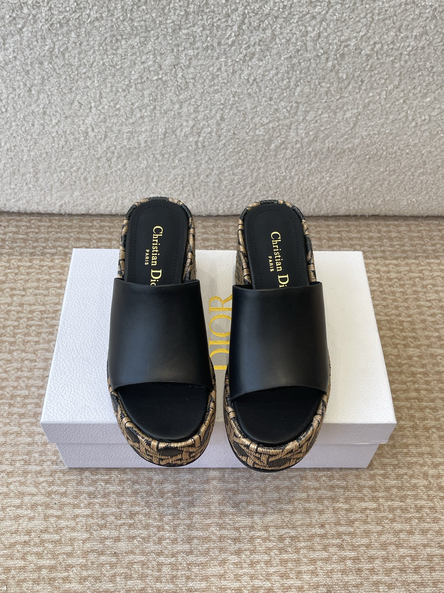 Dior 迪奥 Dior 2025 春夏新款 Attitude 拼色交叉带坡跟女鞋 CD字母logo五金扣厚底圆头露趾凉拖鞋