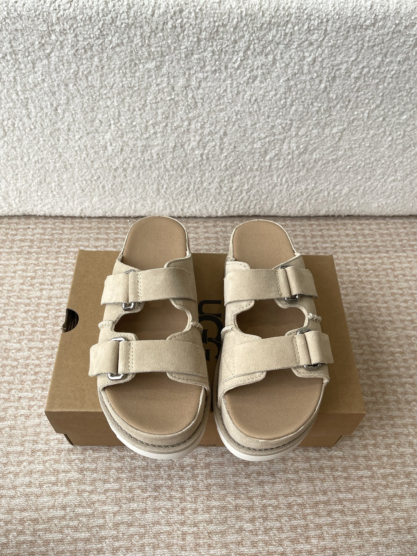 Pantuflas UGG 25ss. Parte superior de piel de vacuno de ante, correas superiores ajustables, diseñadas para ponerse y q…