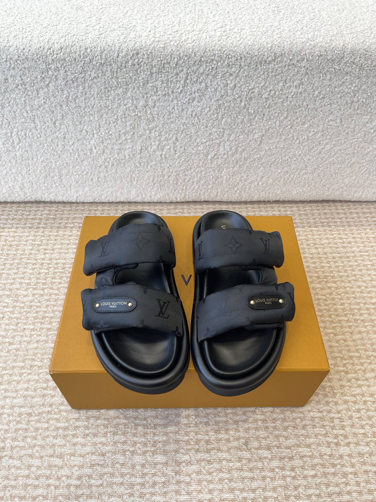 NO:409003,Men's 10Louis vuitto* 25ss face, couple's style, bread drag, another hit, latest, emphasis, real down filling, top-end version, super popular presbyopia slippers, the foot feel of the bread, soft and super comfortable, donkey fans are so lucky this year, love, to be honest, is it much more comfortable than Hermes' second uncle's slippers, okay? The design of Velcro is wide, so you can make your feet look thin and beautiful. Summer favorite!  !  This design is so fashionable and the cool style can be matched!  !  Size#Male and Female 35-45, Slippers, hermes, louis vuitton, louis vuitton, louis vuitton, slippers, down jacket19860909男款10Louis vuitto* 25ss面 情侣款 面包拖 又一爆款 最新 强调 真羽绒填充 顶配版本 LV一出即巅峰的超爆款的老花拖鞋面包的脚感 软绵绵的超舒服 今年驴粉们太有福了 爱了 说实话比爱马仕的二舅拖鞋舒服多了好吗 魔术贴的设计宽宽的可以显的脚好瘦好好看 夏天最爱！！ 这个设计太时尚了 酷酷的风格也可以搭配！！ Size#男女35-45,拖鞋,hermes,louis vuitton,louis vuitton,louis vuitton,slippers,down jacket,Women's Shoes