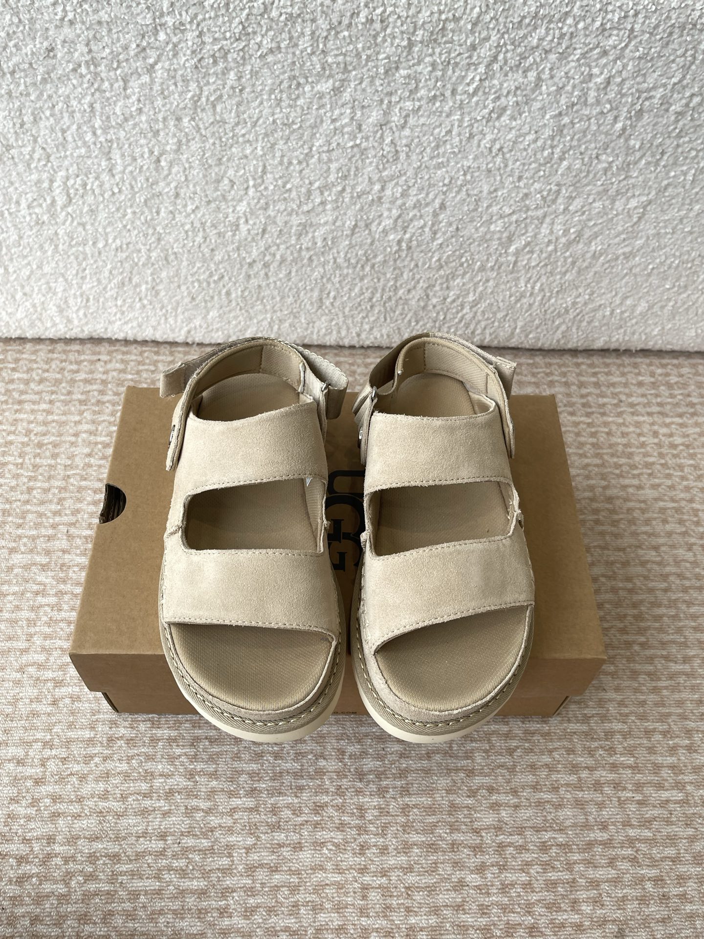 Las sandalias UGG 25ss tienen parte superior de ante de piel de vaca, correas superiores ajustables y están diseñadas p…