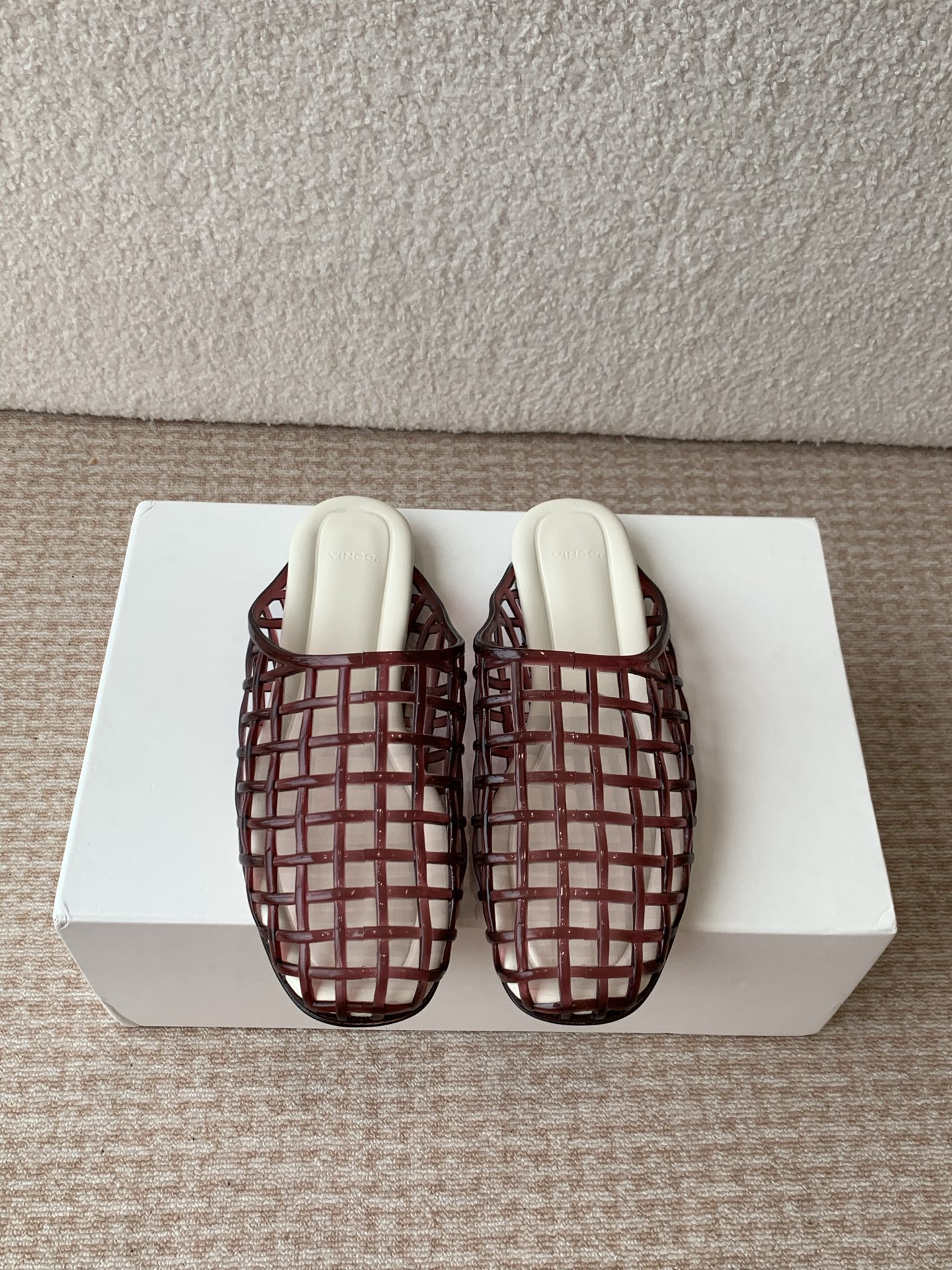 NO:402757,VINCE/Tao style, Crystal/Jelly Sandals, Exclusive first release, Original mold opening, 1:1 manufacturing, many internet celebrities are on the feet, comfortable and versatile in summer!  Undoubtedly!  There is no trace of rubber smell, milky and fragrant. Who doesn’t have a pair of crystal shoes? I can’t remember the age of a child. In summer, I look forward to a pair of 'crystals' shining and crystal clear, as if they were real crystals. There are some colorful 'diamonds' on the shoes to decorate. Which pair of crystal diamonds has a concept of children? I really like some shiny ones ~ It’s not the love planted in childhood, but the ones you prefer have been there, and I have met them repeatedly at different ages. Jelly sandals, I love red the most!  Many sisters think that the jelly sandals are very 'rustic' and the plastic feel is very high-end on the feet. I keep them red and match them with denim. The upper is original open molded rubber surface. The original injection molded leather sole. Size#35-40 (40 custom made without return or exchange), semi-torque, sandals, Leather soles19860909VINCE/走秀款 水晶/果冻凉鞋 独家首发 原版开模 1:1制造 超多网红上脚 夏日舒适百搭！ 爆款无疑！没有一丝橡胶味儿,奶香奶香的 谁还没有双水晶鞋呢 记不清年纪的小朋友时期 夏天很期待有一双“水晶”闪闪亮亮、晶莹剔透,好像是真的水晶,鞋子上还有些彩色“钻石”来装点 小孩子哪对水晶钻石有概念,只确实喜欢些闪闪亮亮的～不是童年种下的喜爱是你偏爱的那些早就在了,于不同的年纪重复遇见.  果冻凉鞋,最爱红色！很多姐妹觉得 果冻凉鞋很“土”,塑料感殊不知上脚很是高级 我自留红色,搭配牛仔 鞋面原版开模橡胶面 大底原版注塑真皮大底 Size#35-40（40定制不退换）,半拖,sandals,Leather soles,Women's Shoes