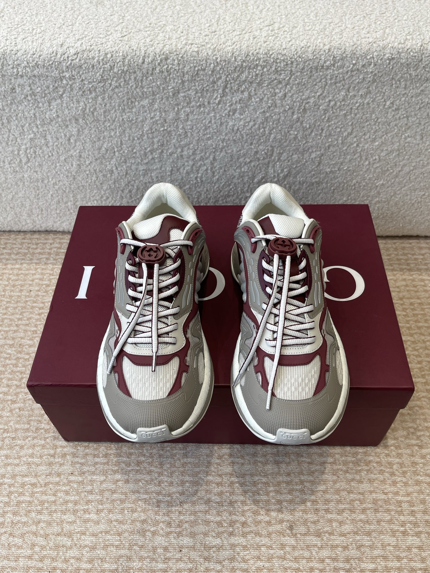 NO:348556,Gucci Gucci, couples, women's styles are released later, 2.0 futuristic sneakers are a new pair of subversive sneakers. Gucci 2.0, 4 colors in the entire series and keyinvestment, a flexible silhouette forefoot design, obviously feel the propulsion when commuting and trotting, and can enhance the sense of line extension with wide-leg pants or cycling pants. EVA thick sole not only has a comfortable height-enhancing effect, but also reduces weight (actually shopping for 3 hours without tiring your feet!) Lazy highlight moment 2 airport outfits directly!  After security check, take off and wear it in seconds (wrap it as soon as the heel webbing is lifted), because the shoelaces have sliding buckles, so it is not necessary!  !  Tie your shoelaces. Really achieve a relaxed feeling of freedom. size39-45,,gucci,sneakers19860909Gucci 古奇,情侣款,女款后续出,2.0未来感运动鞋新作一双颠覆性运动鞋来了. Gucci 2.0,全系列4款颜色且keyinvestment,灵动廓形前掌微翘设计,通勤小跑时明显感受到推进力,搭配阔腿裤或骑行裤都能强化线条延伸感.EVA厚底不仅拥有舒适的增高效果,同时减轻重量（实逛街3小时不累脚！）懒人高光时刻2机场穿搭直接选它！过安检秒脱穿（后跟织带一提即穿）,因为鞋带有滑动挂扣,不需要！！系鞋带.真真做到自在随行的松弛感. size39-45,,gucci,sneakers,Men's shoes