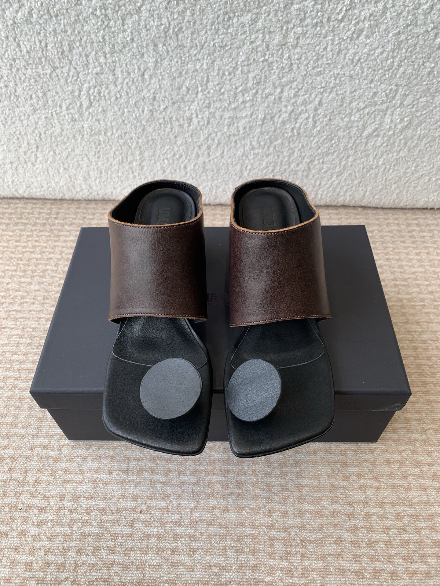 NO:725276,UMA WANG classic retro distressed half-slippers, Roman sandals, shaped heels, square heels, all sold out at the counter, hard to buy as rare as guidi, super soft and comfortable on the feet, and especially age-reducing, with a strong ballet artistic atmosphere, full of fairy spirit. I highly recommend Uma Wang dark ballet slippers, handmade shoes are all about taste  The upper is made of silver cowhide imported from France, and the drum-washed distressed genuine leather sole (the bottom edge is roughened). The toe has eight-shaped pleats, and the mark line of the sole is hand-sewn in one piece due to process issues. Uma Wang's ballet shoes change according to the shape of the human foot, achieving 100% comfort!  So you don’t have to worry about scratching your feet or anything!  Ballet shoes with square toes will last a lifetime and they will look better as time goes by!  Heel height 7cm, size 35-41 (40 and 41 customized, non-returnable), split-toe shoes, sandals, slippers, cowhide19860909UMA WANG经典款复古做旧半拖鞋, 罗马凉鞋 异形跟,方跟 专柜一上全部断货,难买程度堪比guidi稀有,超级软上脚超级舒服,还特别减龄,浓浓的芭蕾舞艺术气息,仙气十足 强推Uma Wang 暗黑系芭蕾舞鞋,手工鞋要的就是味道 鞋面采用法国进口银牛皮,滚筒水洗做旧真皮鞋底（底边毛边处理).鞋头八字形褶皱,工艺问题鞋底马克线手工一体缝制. Uma wang的芭蕾鞋是根据人的脚型变化而变化 达到百分百舒适！所以完全不担心磨脚或者什么的！一辈子的芭蕾鞋方头单鞋 越久越好看！ 跟高7cm 尺码35-41(40 41订做不退换),分趾鞋,sandals,slippers,cowhide,Women's Shoes