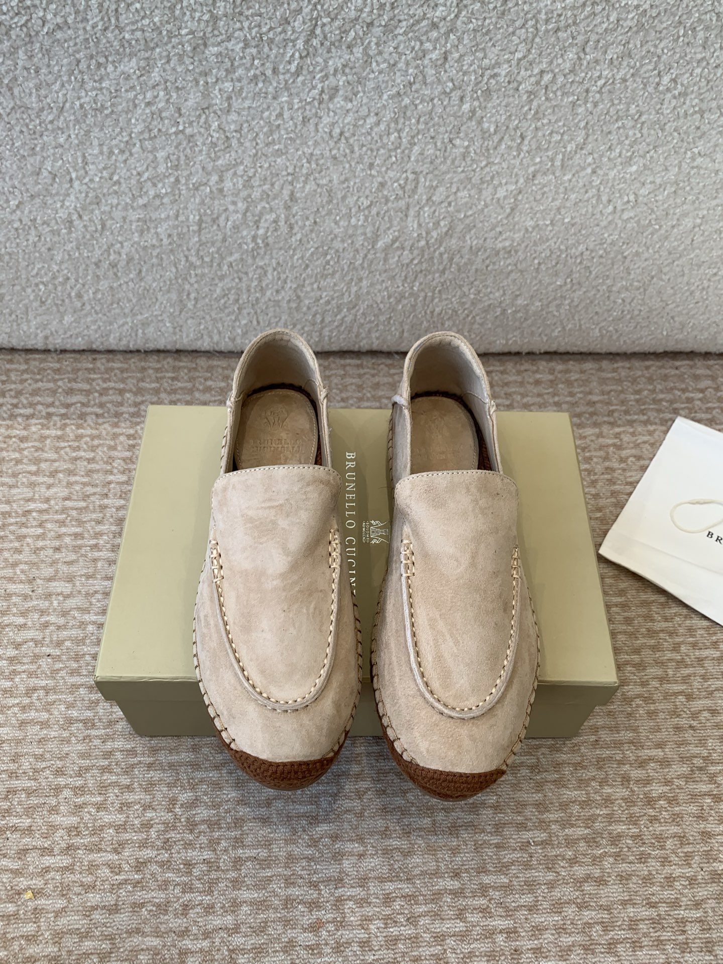 NO:757359,brunello cucinelli 25ss spring and summer new fisherman shoes BC classic half-flop. The production process is quite troublesome. One is hand sewing, which requires point-to-point sewing, which is very slow. The other is the mid-leather. This mid-leather is air-pressed and hot stamped, four layers are laminated, air-pressed and then punched twice. The original fabric is one-to-one custom-made high mercerized cow suede/imported sheepskin. Fabric: Sheepskin lining, metal sheepskin for the feet with raffia. Grainy rubber abrasive outsole.  Size35-41 (40 41 custom-made, non-refundable), fisherman shoes, brunello cucinelli, espadrilles, sheepskin19860909brunello cucinelli 25ss 春夏新款 渔夫鞋 BC经典 半拖 制作工艺相当麻烦,一个就是手工缝制,需要点对点缝,特别慢.还有就是中皮,这个中皮是空压烫金后四层贴合再空压然后二次冲裁. 面料原版一比一定制高丝光牛反绒/进口羊皮 面料 内里羊皮,垫脚金属羊皮配拉菲草 大底颗粒感橡胶磨具大底. Size35-41（40 41订做不退换）,渔夫鞋,brunello cucinelli,espadrilles,sheepskin,Women's Shoes