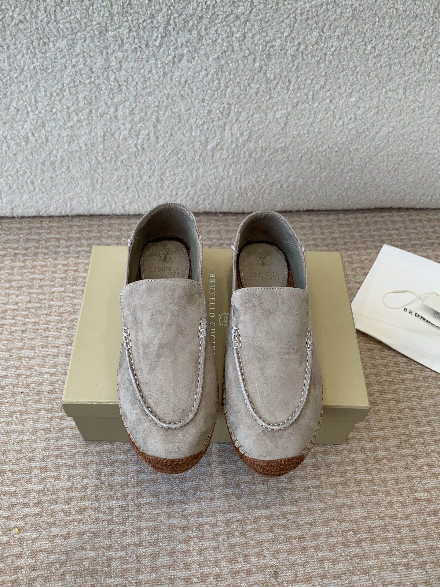 NO:757366,brunello cucinelli 25ss spring and summer new fisherman shoes BC classic half-flop. The production process is quite troublesome. One is hand sewing, which requires point-to-point sewing, which is very slow. The other is the mid-leather. This mid-leather is air-pressed and hot stamped, four layers are laminated, air-pressed and then punched twice. The original fabric is one-to-one custom-made high mercerized cow suede/imported sheepskin. Fabric: Sheepskin lining, metal sheepskin for the feet with raffia. Grainy rubber abrasive outsole.  Size35-41 (40 41 custom-made, non-refundable), fisherman shoes, brunello cucinelli, espadrilles, sheepskin19860909brunello cucinelli 25ss 春夏新款 渔夫鞋 BC经典 半拖 制作工艺相当麻烦,一个就是手工缝制,需要点对点缝,特别慢.还有就是中皮,这个中皮是空压烫金后四层贴合再空压然后二次冲裁. 面料原版一比一定制高丝光牛反绒/进口羊皮 面料 内里羊皮,垫脚金属羊皮配拉菲草 大底颗粒感橡胶磨具大底. Size35-41（40 41订做不退换）,渔夫鞋,brunello cucinelli,espadrilles,sheepskin,Women's Shoes