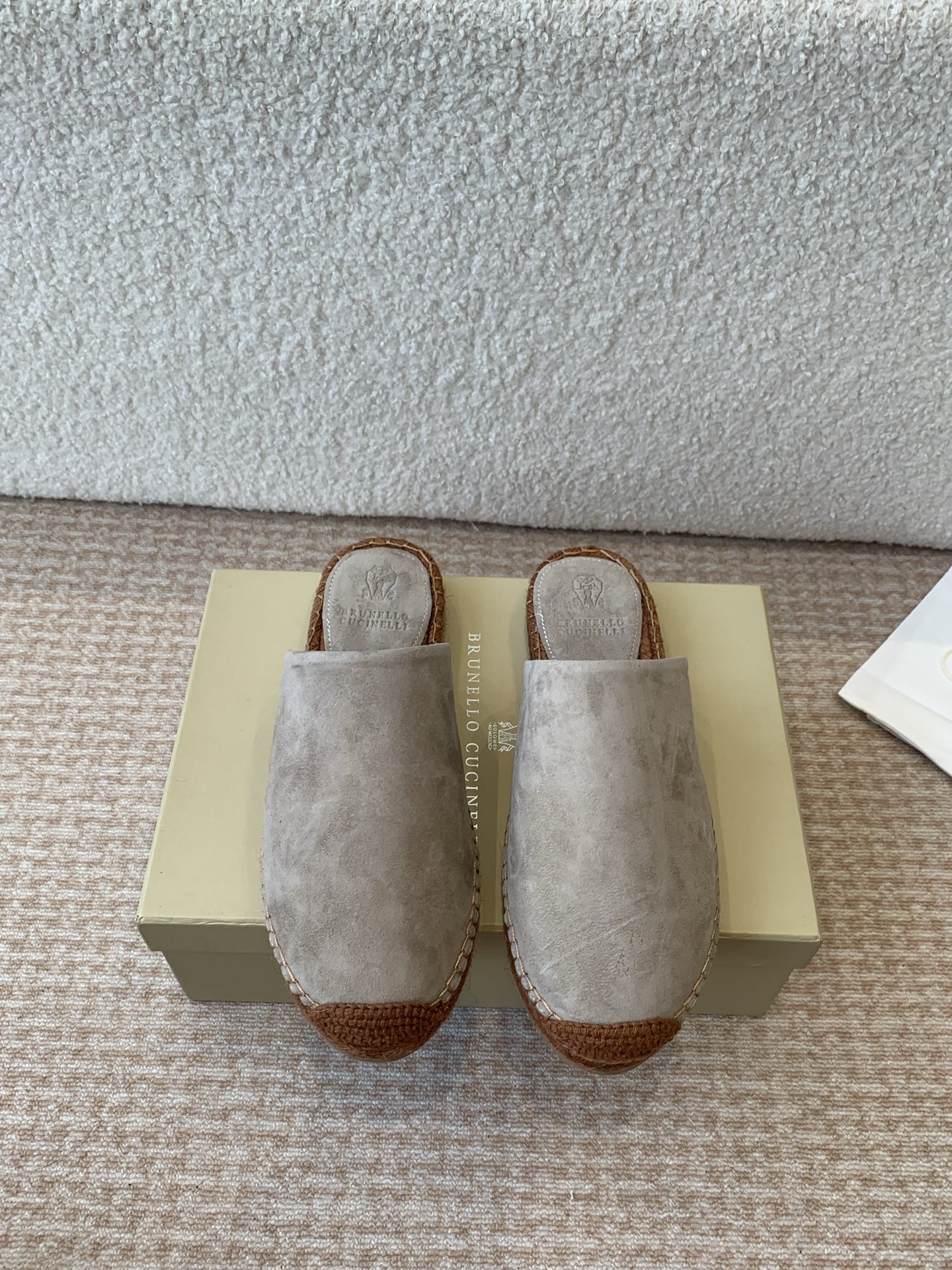 NO:757371,Half-flop P shoes brunello cucinelli 25ss spring and summer new fisherman shoes BC classic half-flop. The production process is quite troublesome. One is hand sewing, which requires point-to-point sewing, which is very slow. The other is the mid-leather. This mid-leather is air-pressed and hot stamped, then laminated in four layers and then air-pressed and then punched twice. The original fabric is one-to-one customized high mercerized cow suede/imported sheepskin. Fabric: Sheepskin lining, metal sheepskin for feet with raffia.  Outsole with grainy rubber abrasive outsole. Size 35-41 (40 41 custom-made, non-returnable), loafers and half slippers, brunello cucinelli, loafers, espadrilles, sheepskin19860909半拖P单鞋 brunello cucinelli 25ss 春夏新款 渔夫鞋 BC经典 半拖 制作工艺相当麻烦,一个就是手工缝制,需要点对点缝,特别慢.还有就是中皮,这个中皮是空压烫金后四层贴合再空压然后二次冲裁. 面料原版一比一定制高丝光牛反绒/进口羊皮 面料 内里羊皮,垫脚金属羊皮配拉菲草 大底颗粒感橡胶磨具大底. Size35-41（40 41订做不退换）,乐福鞋半拖,brunello cucinelli,loafers,espadrilles,sheepskin,Women's Shoes