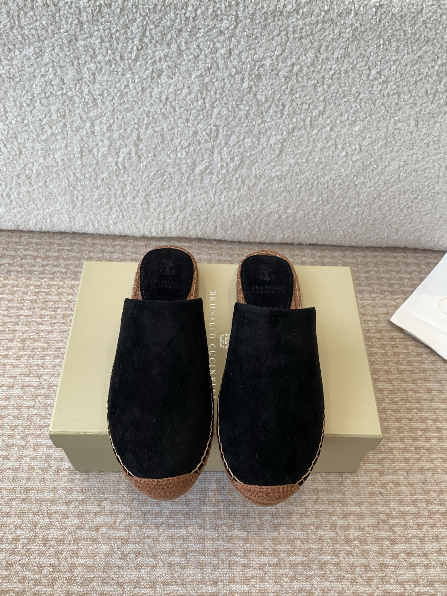 NO:757377,brunello cucinelli 25ss spring and summer new fisherman shoes BC classic half-flop. The production process is quite troublesome. One is hand sewing, which requires point-to-point sewing, which is very slow. The other is the mid-leather. This mid-leather is air-pressed and hot stamped, four layers are laminated, air-pressed and then punched twice. The original fabric is one-to-one custom-made high mercerized cow suede/imported sheepskin. Fabric: Sheepskin lining, metal sheepskin for the feet with raffia. Grainy rubber abrasive outsole.  Size35-41 (40 41 customized, non-returnable), loafers and half slippers, brunello cucinelli, loafers, espadrilles, sheepskin19860909brunello cucinelli 25ss 春夏新款 渔夫鞋 BC经典 半拖 制作工艺相当麻烦,一个就是手工缝制,需要点对点缝,特别慢.还有就是中皮,这个中皮是空压烫金后四层贴合再空压然后二次冲裁. 面料原版一比一定制高丝光牛反绒/进口羊皮 面料 内里羊皮,垫脚金属羊皮配拉菲草 大底颗粒感橡胶磨具大底. Size35-41（40 41订做不退换）,乐福鞋半拖,brunello cucinelli,loafers,espadrilles,sheepskin,Women's Shoes