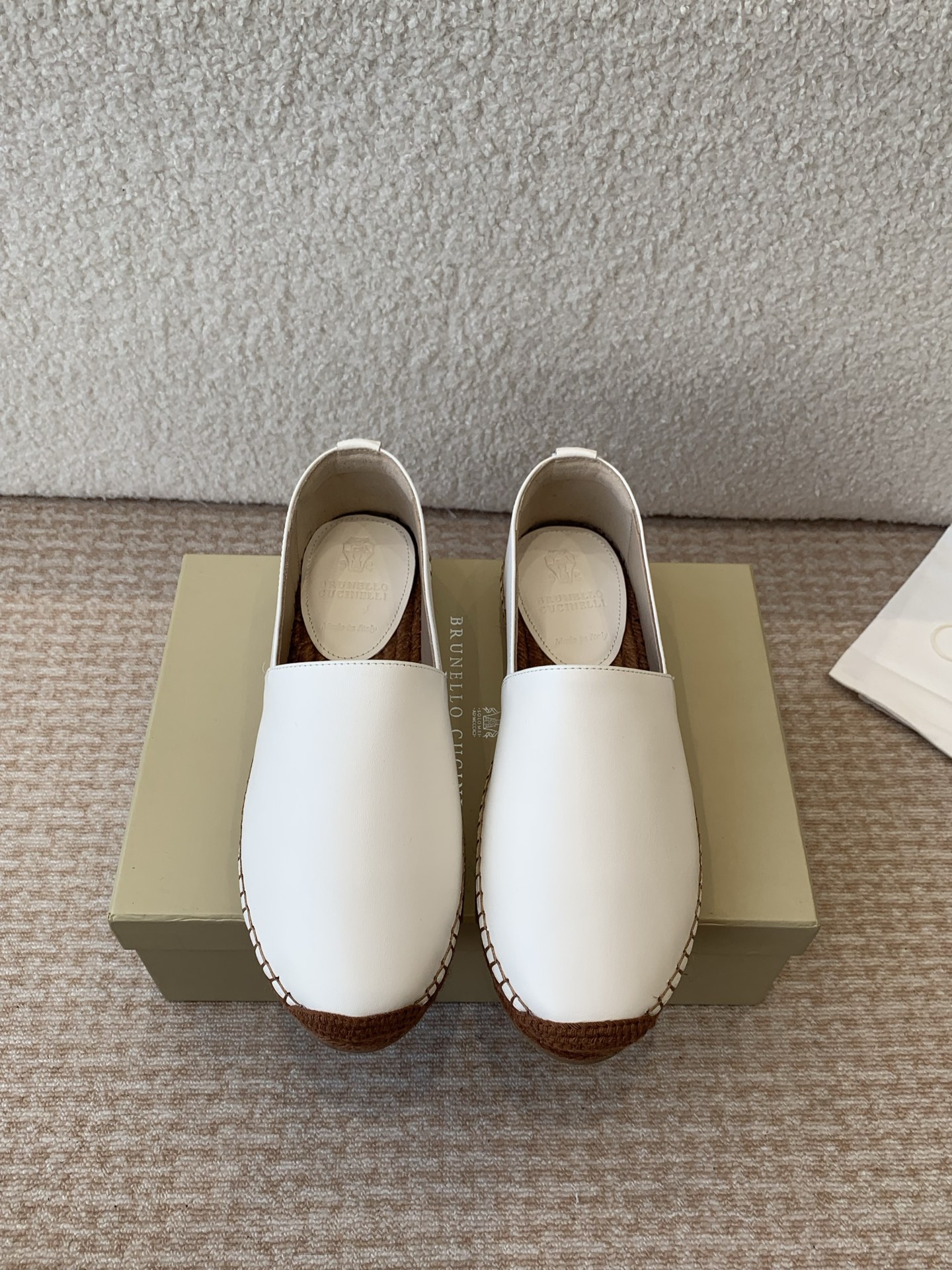 NO:757327,P shoes brunello cucinelli 25ss spring and summer new fisherman shoes BC classic half-flop. The production process is quite troublesome. One is hand sewing, which requires point-to-point sewing, which is very slow. The other is the mid-leather. This mid-leather is air-pressed and hot stamped. It is laminated in four layers and then air-pressed and then punched twice. The original fabric is one-to-one custom-made high mercerized cow suede/imported sheepskin. Fabric: Sheepskin lining, metal sheepskin for feet and raffia.  Outsole with grainy rubber abrasive outsole. Size 35-41 (40 41 custom-made, non-returnable), loafers and half slippers, brunello cucinelli, loafers, espadrilles, sheepskin19860909P单鞋 brunello cucinelli 25ss 春夏新款 渔夫鞋 BC经典 半拖 制作工艺相当麻烦,一个就是手工缝制,需要点对点缝,特别慢.还有就是中皮,这个中皮是空压烫金后四层贴合再空压然后二次冲裁. 面料原版一比一定制高丝光牛反绒/进口羊皮 面料 内里羊皮,垫脚金属羊皮配拉菲草 大底颗粒感橡胶磨具大底. Size35-41（40 41订做不退换）,乐福鞋半拖,brunello cucinelli,loafers,espadrilles,sheepskin,Women's Shoes