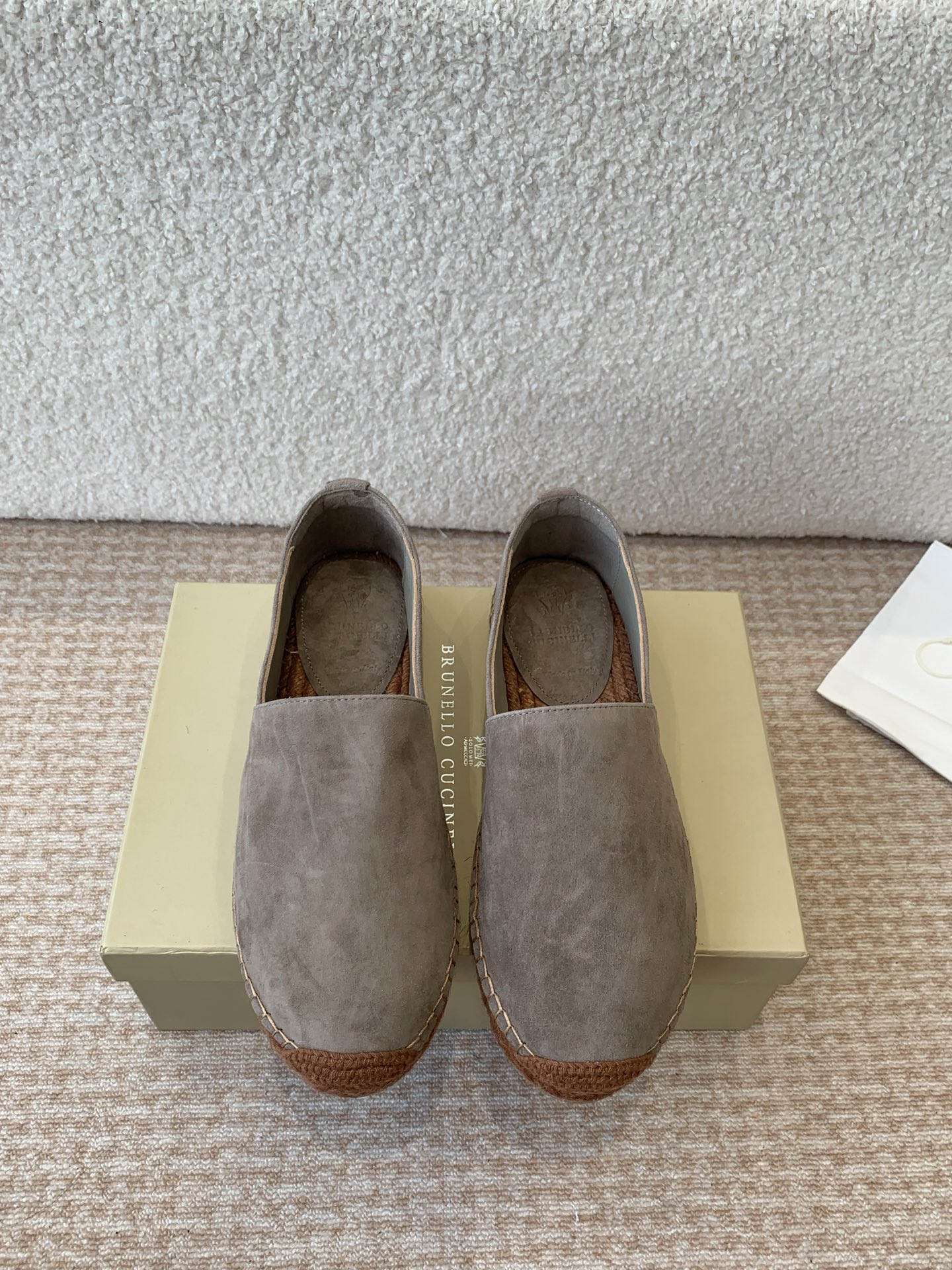 NO:757335,p single shoes brunello cucinelli 25ss spring and summer new fisherman shoes BC classic half drag. The production process is quite troublesome. One is hand sewing, which requires point-to-point sewing, which is very slow. The other is the mid-leather. This mid-leather is air-pressed and hot stamped. It is laminated in four layers and then air-pressed and then punched twice. The original fabric is one-to-one custom-made high mercerized cow suede/imported sheepskin. Fabric: Sheepskin lining, metallic sheepskin for feet and raffia.  Outsole with grainy rubber abrasive outsole. Size 35-41 (40 41 custom-made, non-returnable), loafers and half slippers, brunello cucinelli, loafers, espadrilles, sheepskin19860909p单鞋 brunello cucinelli 25ss 春夏新款 渔夫鞋 BC经典 半拖 制作工艺相当麻烦,一个就是手工缝制,需要点对点缝,特别慢.还有就是中皮,这个中皮是空压烫金后四层贴合再空压然后二次冲裁. 面料原版一比一定制高丝光牛反绒/进口羊皮 面料 内里羊皮,垫脚金属羊皮配拉菲草 大底颗粒感橡胶磨具大底. Size35-41（40 41订做不退换）,乐福鞋半拖,brunello cucinelli,loafers,espadrilles,sheepskin,Women's Shoes