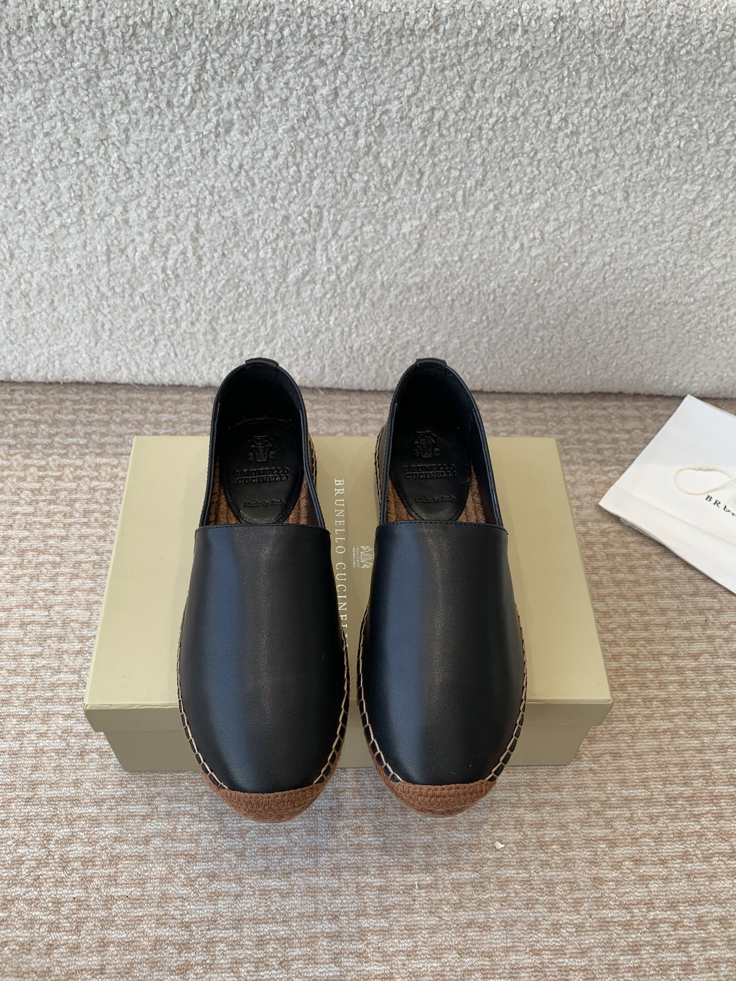 NO:757341,P shoes brunello cucinelli 25ss spring and summer new fisherman shoes BC classic half-flop. The production process is quite troublesome. One is hand sewing, which requires point-to-point sewing, which is very slow. The other is the mid-leather. This mid-leather is air-pressed and hot stamped. It is laminated in four layers and then air-pressed and then punched twice. The original fabric is one-to-one custom-made high mercerized cow suede/imported sheepskin. Fabric: Sheepskin lining, metal sheepskin for feet and raffia.  Outsole with grainy rubber abrasive outsole. Size 35-41 (40 41 custom-made, non-returnable), loafers and half slippers, brunello cucinelli, loafers, espadrilles, sheepskin19860909P单鞋 brunello cucinelli 25ss 春夏新款 渔夫鞋 BC经典 半拖 制作工艺相当麻烦,一个就是手工缝制,需要点对点缝,特别慢.还有就是中皮,这个中皮是空压烫金后四层贴合再空压然后二次冲裁. 面料原版一比一定制高丝光牛反绒/进口羊皮 面料 内里羊皮,垫脚金属羊皮配拉菲草 大底颗粒感橡胶磨具大底. Size35-41（40 41订做不退换）,乐福鞋半拖,brunello cucinelli,loafers,espadrilles,sheepskin,Women's Shoes