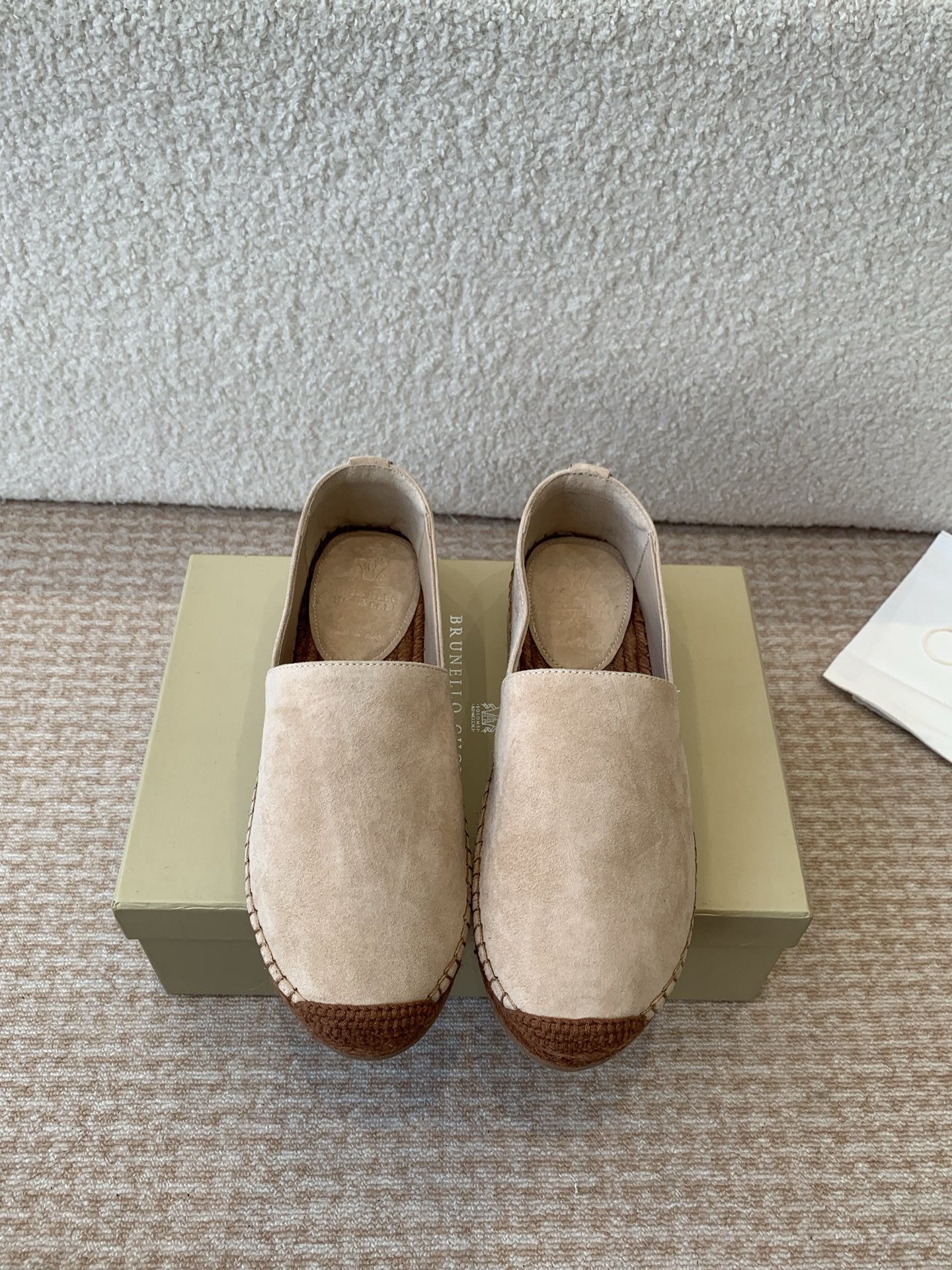 NO:757352,P shoes brunello cucinelli 25ss spring and summer new fisherman shoes BC classic half-flop. The production process is quite troublesome. One is hand sewing, which requires point-to-point sewing, which is very slow. The other is the mid-leather. This mid-leather is air-pressed and hot stamped. It is laminated in four layers and then air-pressed and then punched twice. The original fabric is one-to-one custom-made high mercerized cow suede/imported sheepskin. Fabric: Sheepskin lining, metal sheepskin for feet and raffia.  Outsole with grainy rubber abrasive outsole. Size 35-41 (40 41 custom-made, non-returnable), loafers and half slippers, brunello cucinelli, loafers, espadrilles, sheepskin19860909P单鞋 brunello cucinelli 25ss 春夏新款 渔夫鞋 BC经典 半拖 制作工艺相当麻烦,一个就是手工缝制,需要点对点缝,特别慢.还有就是中皮,这个中皮是空压烫金后四层贴合再空压然后二次冲裁. 面料原版一比一定制高丝光牛反绒/进口羊皮 面料 内里羊皮,垫脚金属羊皮配拉菲草 大底颗粒感橡胶磨具大底. Size35-41（40 41订做不退换）,乐福鞋半拖,brunello cucinelli,loafers,espadrilles,sheepskin,Women's Shoes