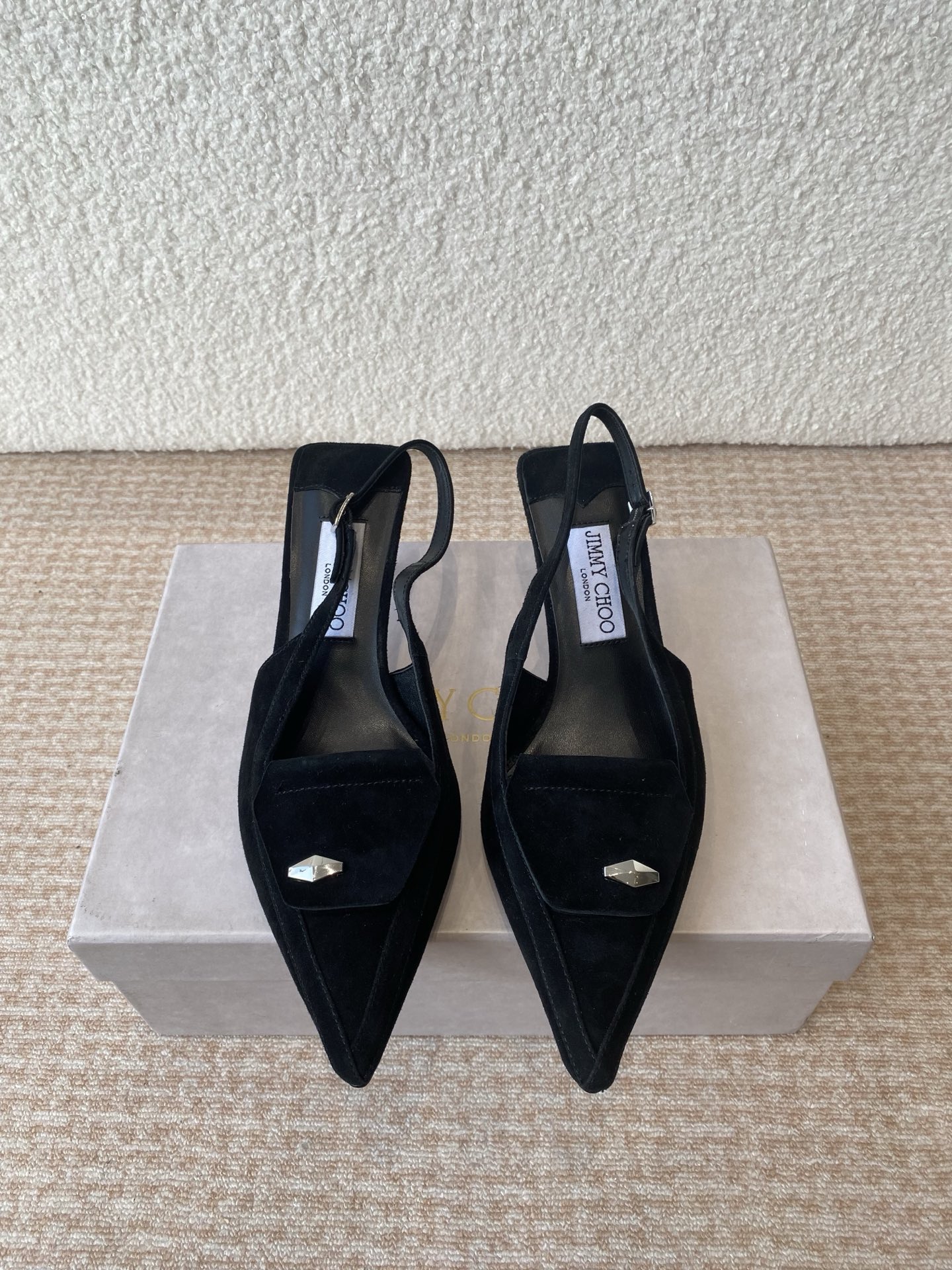 “Jimmy Choo Early Spring Collection: Elegant Encounter with Italian Skin Shoes”